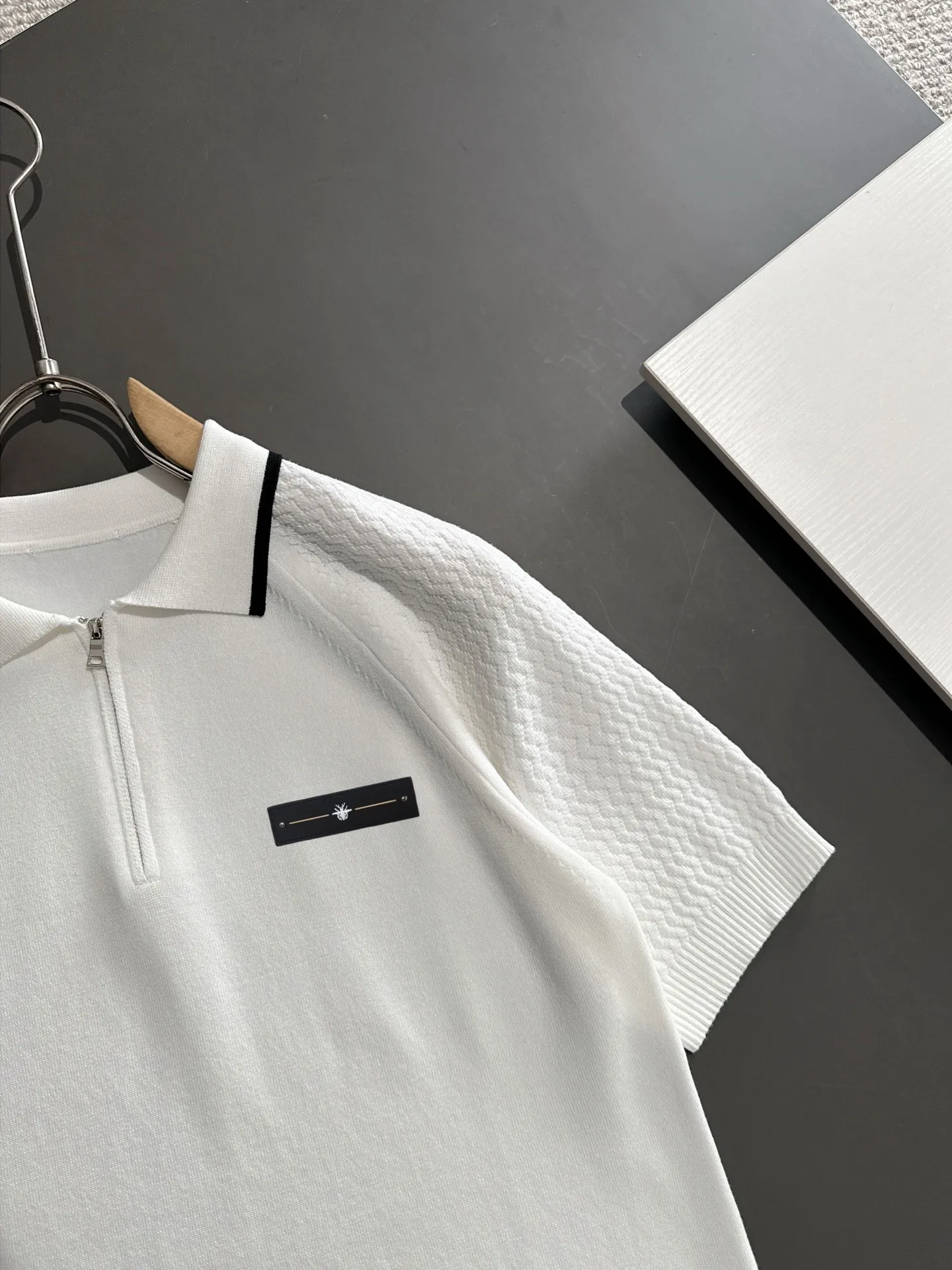🅿️320 shipped next day. High quality Dior 2025 spring and summer new men's lapel short-sleeved T-shirt. Made of combed cotton yarn knitted cotton fabric. Pure cotton high-weight special yarn. It feels full when weighed. The upper body is also more textured than ordinary T-shirts. This texture can cope with the weather easily and is suitable for both hot and cold! The pattern on the chest adopts three-dimensional embroidery technology, and is perfectly produced stitch by stitch with reference to the original version! Loose fit design, looks noble. Size: M to XXXL