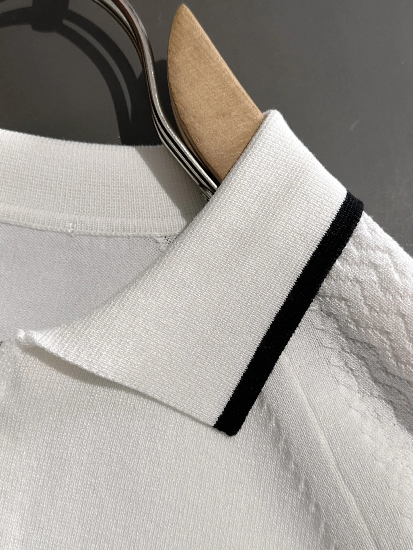 🅿️320 shipped next day. High quality Dior 2025 spring and summer new men's lapel short-sleeved T-shirt. Made of combed cotton yarn knitted cotton fabric. Pure cotton high-weight special yarn. It feels full when weighed. The upper body is also more textured than ordinary T-shirts. This texture can cope with the weather easily and is suitable for both hot and cold! The pattern on the chest adopts three-dimensional embroidery technology, and is perfectly produced stitch by stitch with reference to the original version! Loose fit design, looks noble. Size: M to XXXL