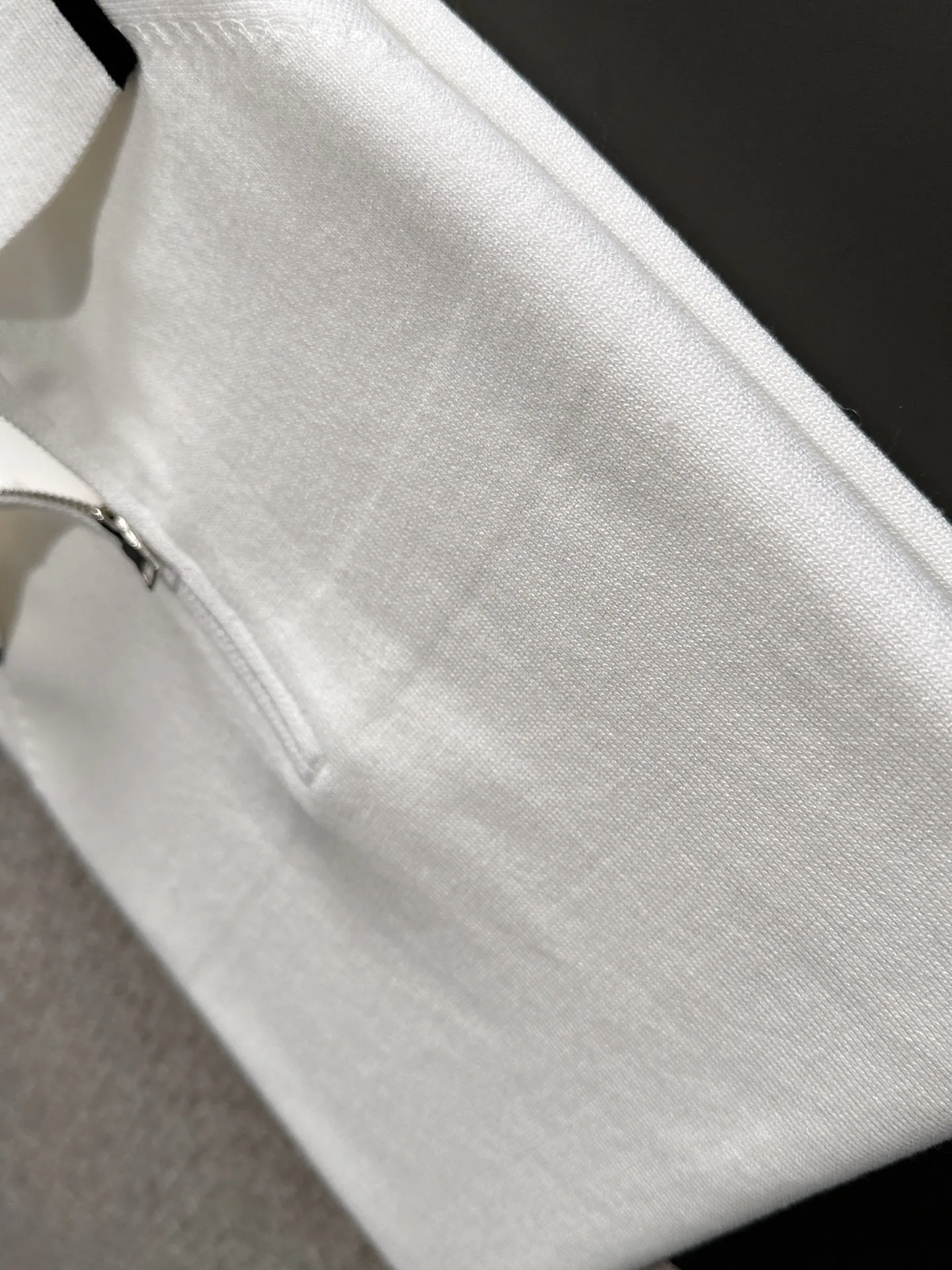 🅿️320 shipped next day. High quality Dior 2025 spring and summer new men's lapel short-sleeved T-shirt. Made of combed cotton yarn knitted cotton fabric. Pure cotton high-weight special yarn. It feels full when weighed. The upper body is also more textured than ordinary T-shirts. This texture can cope with the weather easily and is suitable for both hot and cold! The pattern on the chest adopts three-dimensional embroidery technology, and is perfectly produced stitch by stitch with reference to the original version! Loose fit design, looks noble. Size: M to XXXL