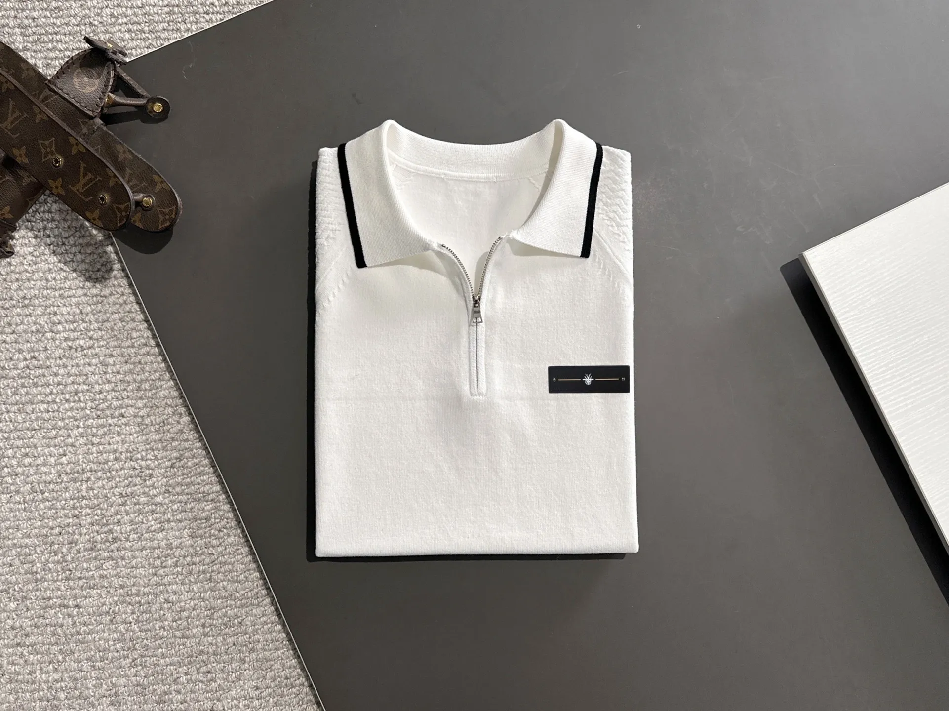 🅿️320 shipped next day. High quality Dior 2025 spring and summer new men's lapel short-sleeved T-shirt. Made of combed cotton yarn knitted cotton fabric. Pure cotton high-weight special yarn. It feels full when weighed. The upper body is also more textured than ordinary T-shirts. This texture can cope with the weather easily and is suitable for both hot and cold! The pattern on the chest adopts three-dimensional embroidery technology, and is perfectly produced stitch by stitch with reference to the original version! Loose fit design, looks noble. Size: M to XXXL
