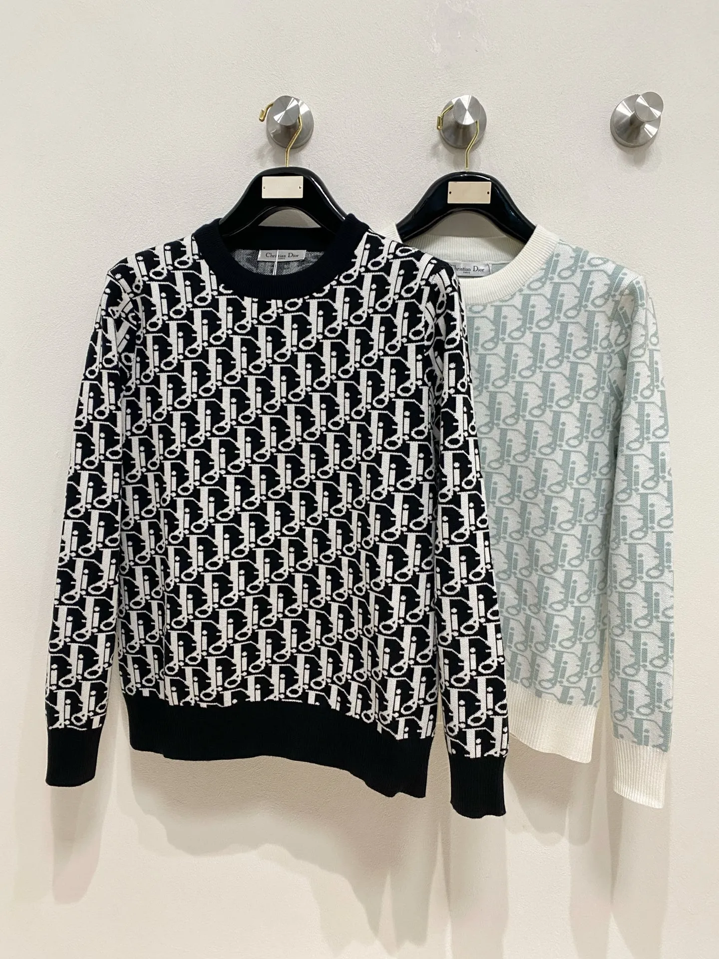 🅿️440 Dior 2025 new wool blended round neck long-sleeved sweater cardigan bottoming sweater, high-end version! The custom-made fabrics at the counter are highly breathable and comfortable, with impeccable details and brand element design concepts, reflecting high quality. It feels delicate and soft! It presents a casual cut and the upper body shape is great! 🐉Code size: M-3XL
