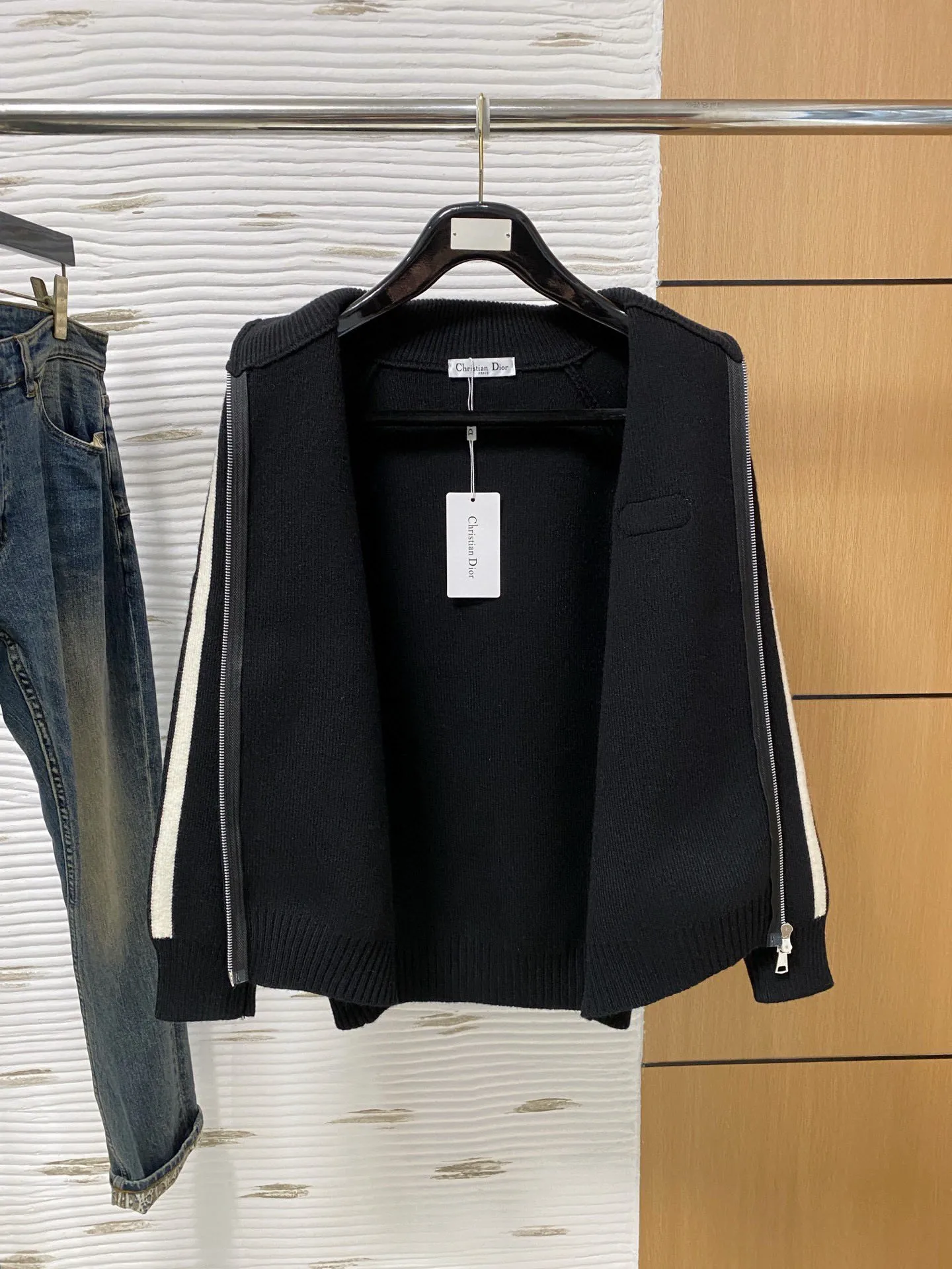 🅿️540 【DIOR】Autumn and winter classic cardigan sweater, in full condition! ! ! Wool blended fabric, the latest model in 2025, golden ratio! ! Slim-fitting soft gold, versatile and practical item, the combination and practicality are extremely powerful, simple and elegant, and classy! To create your own style, it is highly recommended to buy it in two colors. The standard slim fit tailoring process is suitable for both young and old men. It is knitted from wool and will not cause any discomfort! While keeping warm, it is stylish, textured and wearable, and the classic logo with contrasting colors on the chest feels in place! ! Recommended for regular customers! ! Size M-3XL (maximum wear: 190 pounds)