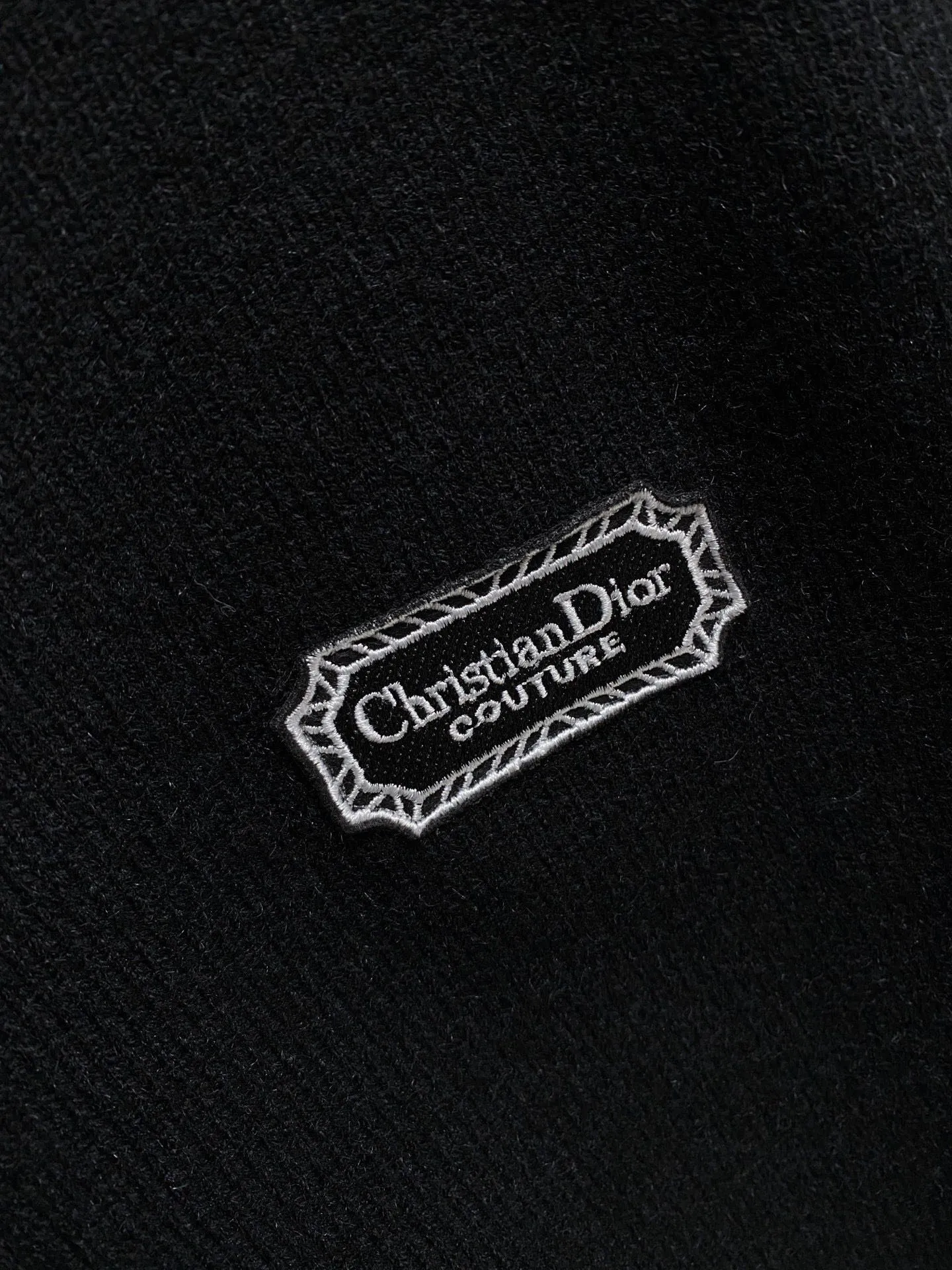🅿️540 【DIOR】Autumn and winter classic cardigan sweater, in full condition! ! ! Wool blended fabric, the latest model in 2025, golden ratio! ! Slim-fitting soft gold, versatile and practical item, the combination and practicality are extremely powerful, simple and elegant, and classy! To create your own style, it is highly recommended to buy it in two colors. The standard slim fit tailoring process is suitable for both young and old men. It is knitted from wool and will not cause any discomfort! While keeping warm, it is stylish, textured and wearable, and the classic logo with contrasting colors on the chest feels in place! ! Recommended for regular customers! ! Size M-3XL (maximum wear: 190 pounds)