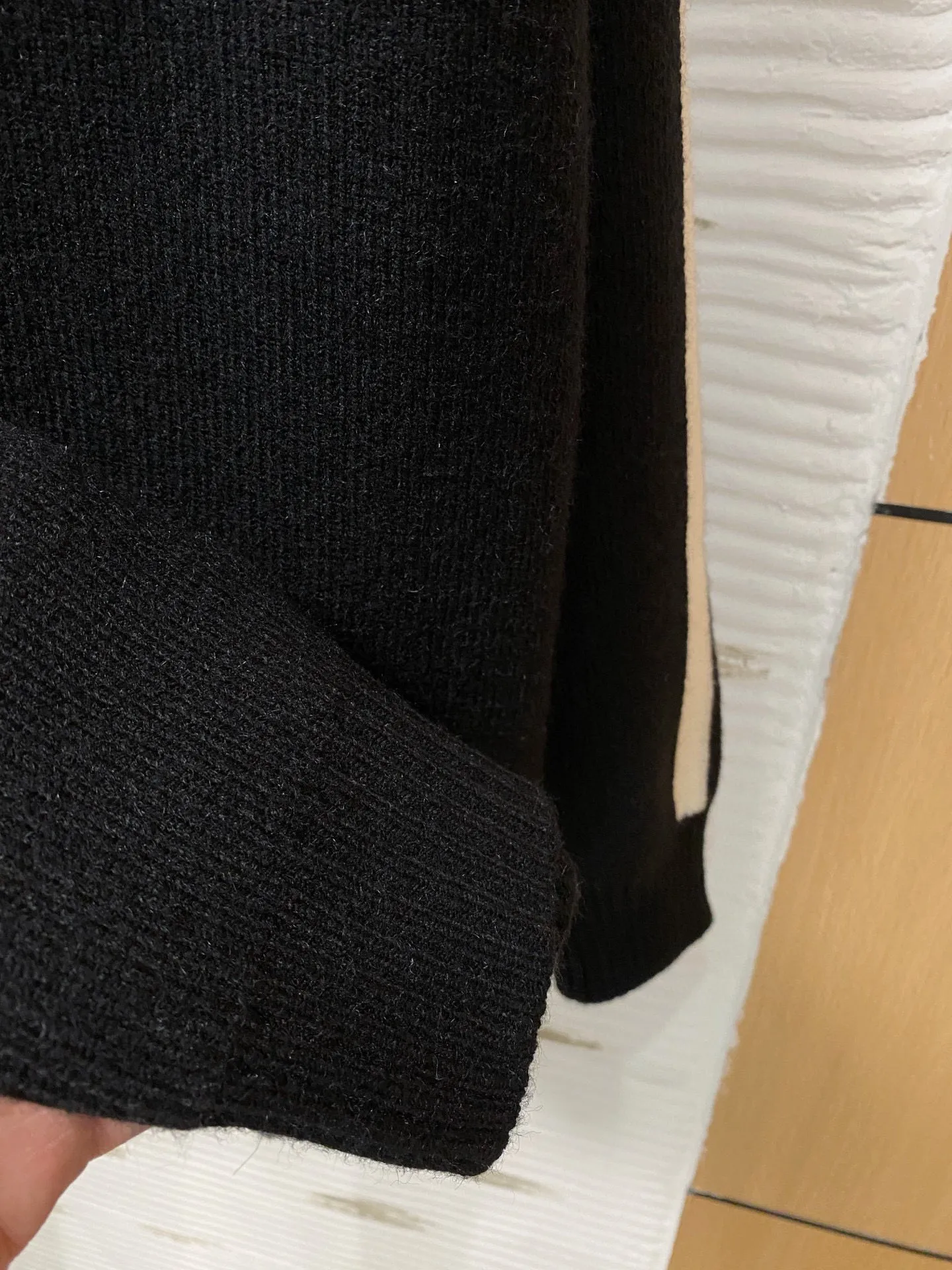 🅿️540 【DIOR】Autumn and winter classic cardigan sweater, in full condition! ! ! Wool blended fabric, the latest model in 2025, golden ratio! ! Slim-fitting soft gold, versatile and practical item, the combination and practicality are extremely powerful, simple and elegant, and classy! To create your own style, it is highly recommended to buy it in two colors. The standard slim fit tailoring process is suitable for both young and old men. It is knitted from wool and will not cause any discomfort! While keeping warm, it is stylish, textured and wearable, and the classic logo with contrasting colors on the chest feels in place! ! Recommended for regular customers! ! Size M-3XL (maximum wear: 190 pounds)