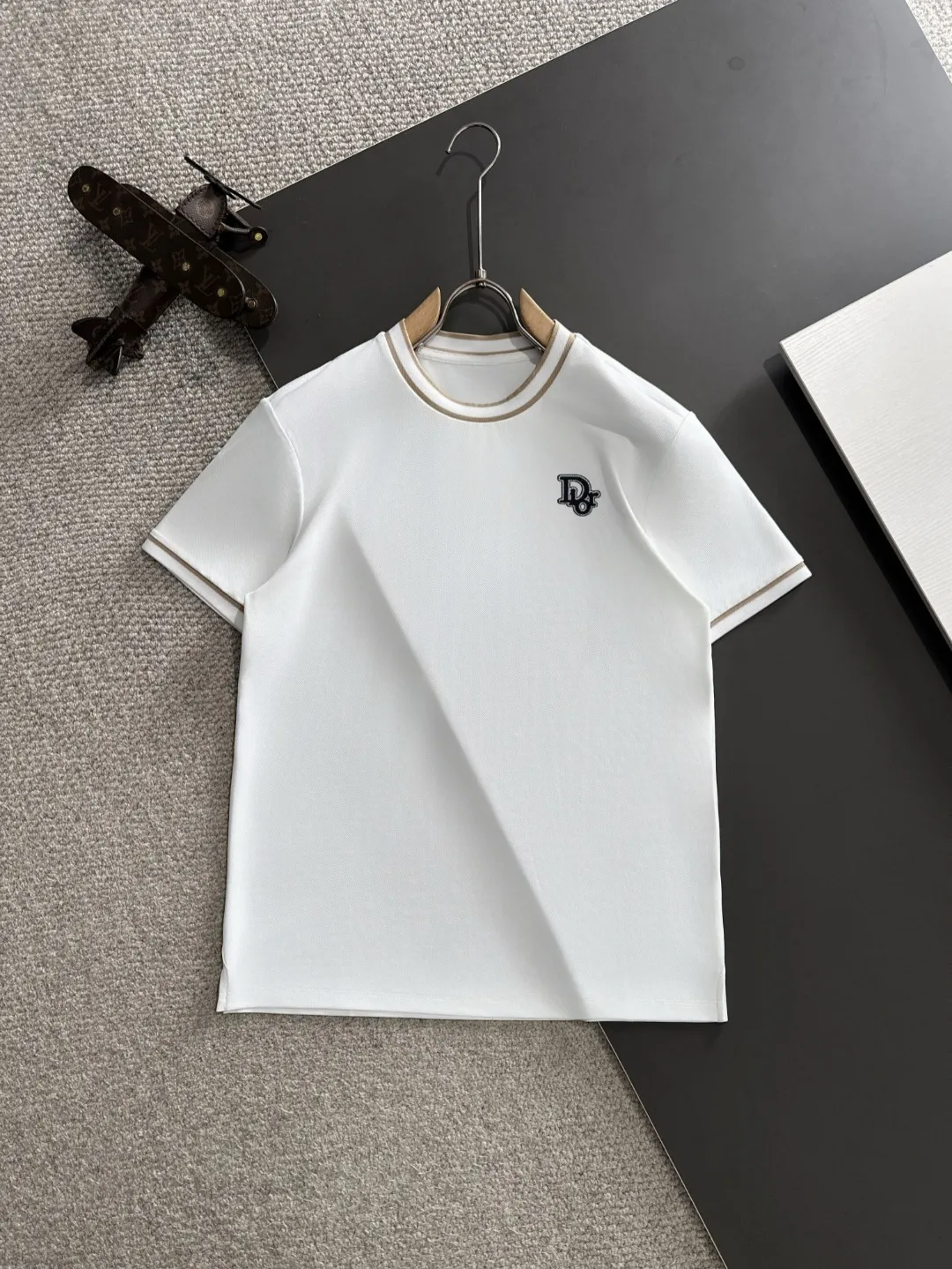 🅿️330 shipped the next day. High version DIOR/Dior 25ss spring and summer new high-definition T-shirt. Made with machines imported from Italy. It is truly the most luxurious and high-quality model that you can wear with your eyes closed. Combed and heavyweight fabric. High-strength and heavy-weight fabric feels full when weighed. The upper body is also more textured than ordinary T-shirts and is not easy to deform. This texture can cope with the weather. It is sweat-absorbent and breathable, suitable for both hot and cold conditions! Perfectly produced with reference to the original stitch and stitch! The loose fit design is super noble. Custom-woven signature ribbed collar, cuffs, and hem. Really rare and rare goods Size: M-XXXL