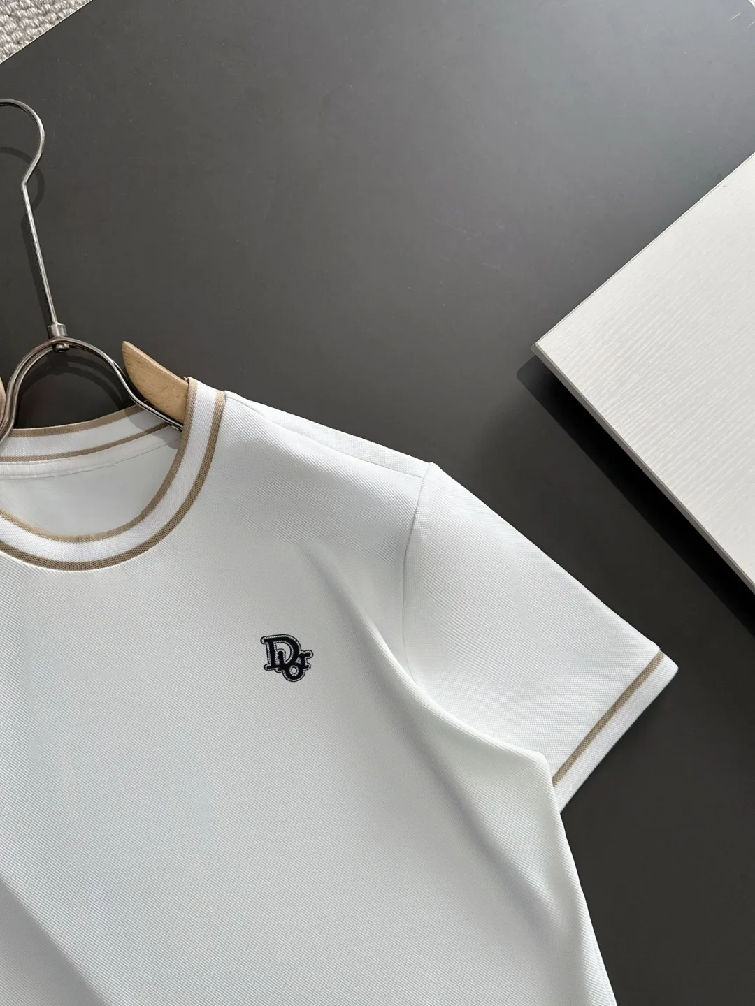🅿️330 shipped the next day. High version DIOR/Dior 25ss spring and summer new high-definition T-shirt. Made with machines imported from Italy. It is truly the most luxurious and high-quality model that you can wear with your eyes closed. Combed and heavyweight fabric. High-strength and heavy-weight fabric feels full when weighed. The upper body is also more textured than ordinary T-shirts and is not easy to deform. This texture can cope with the weather. It is sweat-absorbent and breathable, suitable for both hot and cold conditions! Perfectly produced with reference to the original stitch and stitch! The loose fit design is super noble. Custom-woven signature ribbed collar, cuffs, and hem. Really rare and rare goods Size: M-XXXL