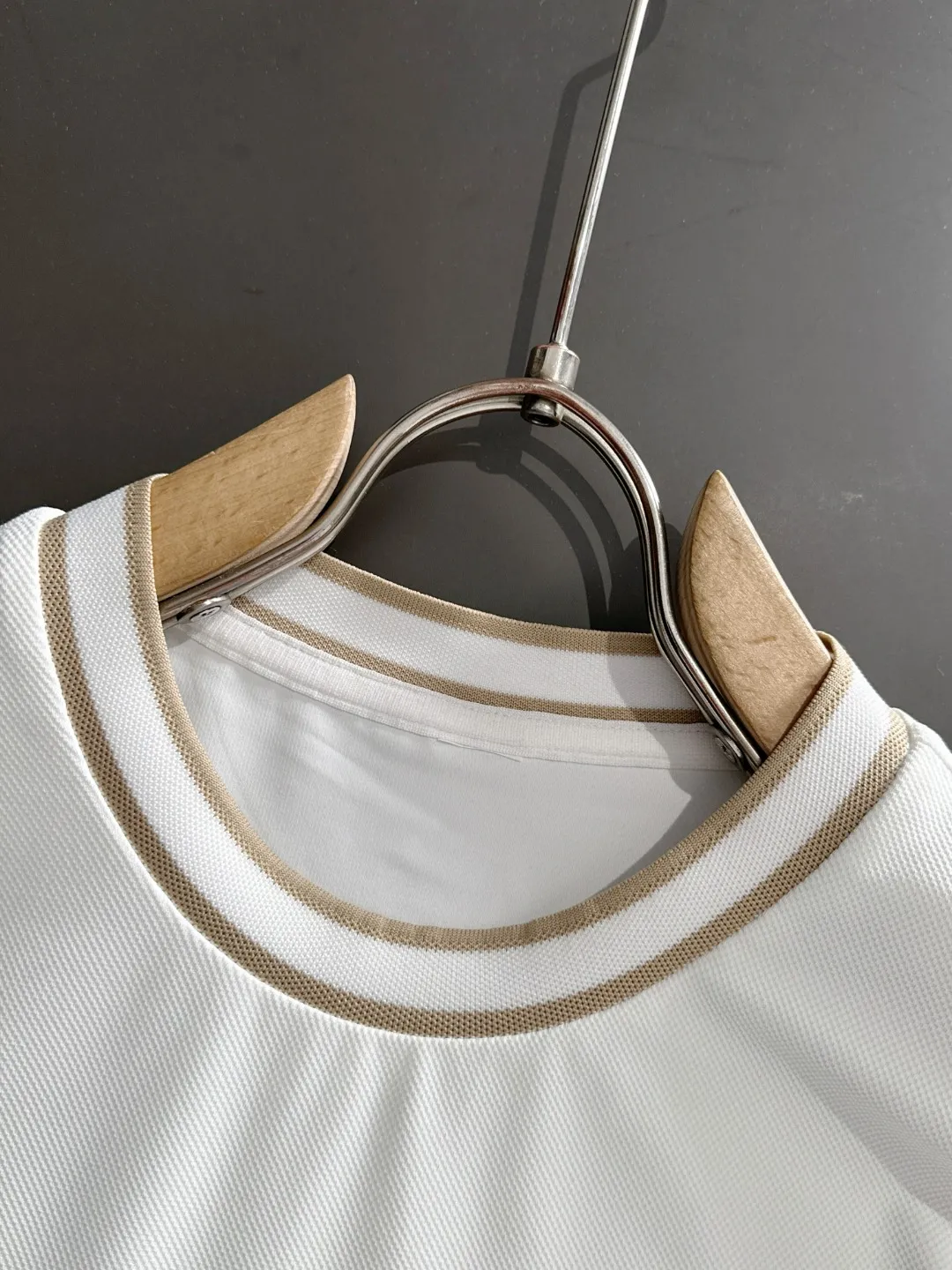 🅿️330 shipped the next day. High version DIOR/Dior 25ss spring and summer new high-definition T-shirt. Made with machines imported from Italy. It is truly the most luxurious and high-quality model that you can wear with your eyes closed. Combed and heavyweight fabric. High-strength and heavy-weight fabric feels full when weighed. The upper body is also more textured than ordinary T-shirts and is not easy to deform. This texture can cope with the weather. It is sweat-absorbent and breathable, suitable for both hot and cold conditions! Perfectly produced with reference to the original stitch and stitch! The loose fit design is super noble. Custom-woven signature ribbed collar, cuffs, and hem. Really rare and rare goods Size: M-XXXL