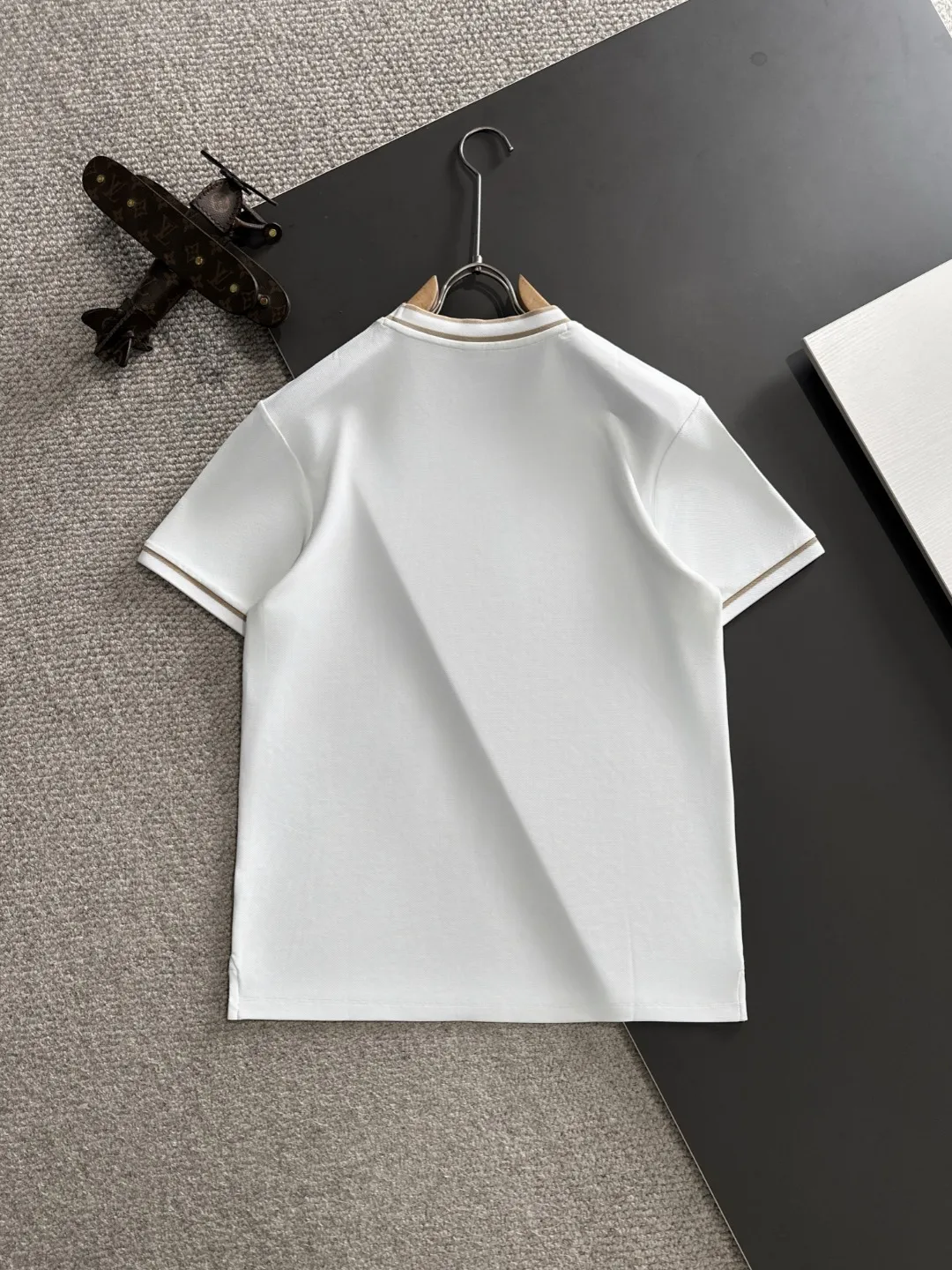 🅿️330 shipped the next day. High version DIOR/Dior 25ss spring and summer new high-definition T-shirt. Made with machines imported from Italy. It is truly the most luxurious and high-quality model that you can wear with your eyes closed. Combed and heavyweight fabric. High-strength and heavy-weight fabric feels full when weighed. The upper body is also more textured than ordinary T-shirts and is not easy to deform. This texture can cope with the weather. It is sweat-absorbent and breathable, suitable for both hot and cold conditions! Perfectly produced with reference to the original stitch and stitch! The loose fit design is super noble. Custom-woven signature ribbed collar, cuffs, and hem. Really rare and rare goods Size: M-XXXL