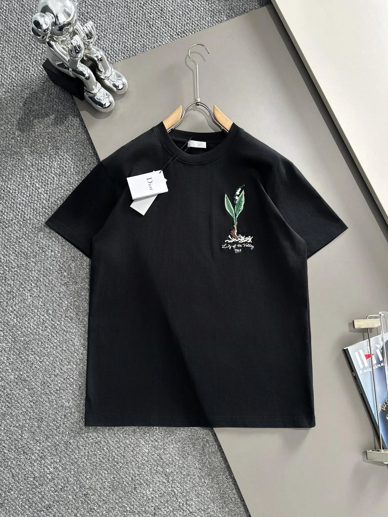 🅿️170 (arrives the next day) Dior 2025 new flower seedling embroidered letter logo Unisex short-sleeved T-shirt ·Customized 260g 100% double yarn pure cotton fabric ·Imported Tajima machine embroidery technology ·Custom-dyed 32 double-strand threads ·Collar tag, main mark and three labels complete Color: black Size: XS S M L