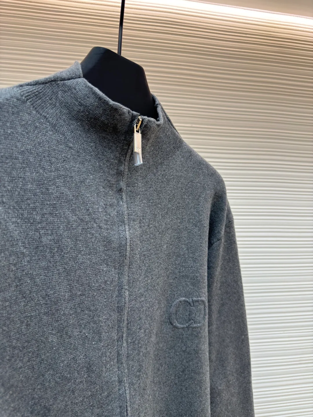 Dior CD letter woolen jacket ●Original version: purchased and developed by 16228 ●Item number: 1680724-B60 ●Fabric: wool blended fabric ●Technology: woolen fabric ●Version: fitted version ●Weight: about 615 grams ●Size: XS-S-M-L ●Description: The wool material is made of 48 counts of ultra-fine 50% wool and 50% cotton blended yarn. It uses an imported 14-gauge wool loom to double-sided three-dimensional weaving. A single piece takes 270 minutes per piece. The letters on the chest are molded and customized with silicone three-dimensional relief embossing technology. The No. 5 thread double-pull letter zipper is customized. The overall wiring is straight and delicate. The fabric is comfortable and soft, and the color is consistent and has no color difference. It can be matched with the same style to create a fashionable look, and can be used in various occasions. Customized accessories, complete with three standards, same style for men and women!