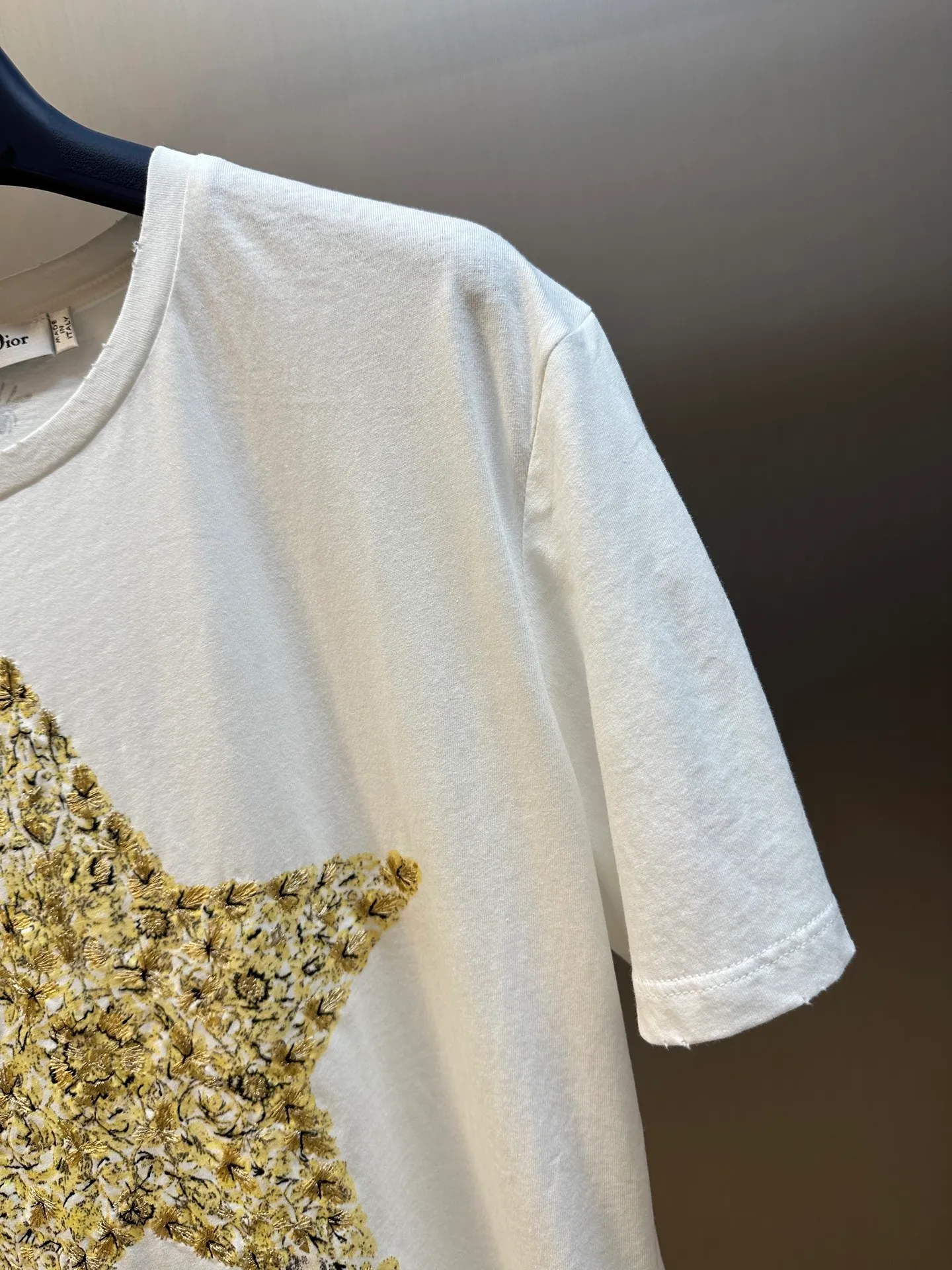 🅿️360 Dior 2025 Early Spring Five-Pointed Star Embroidered Short Sleeve (Women's Clothing) is made of original cotton material that is skin-friendly, breathable, and super soft. It features washed-out frayed effects on the corners, a classic round neck cut, and a delicate five-pointed star embroidered pattern on the chest. The upper body is classic and versatile.  size：s m l