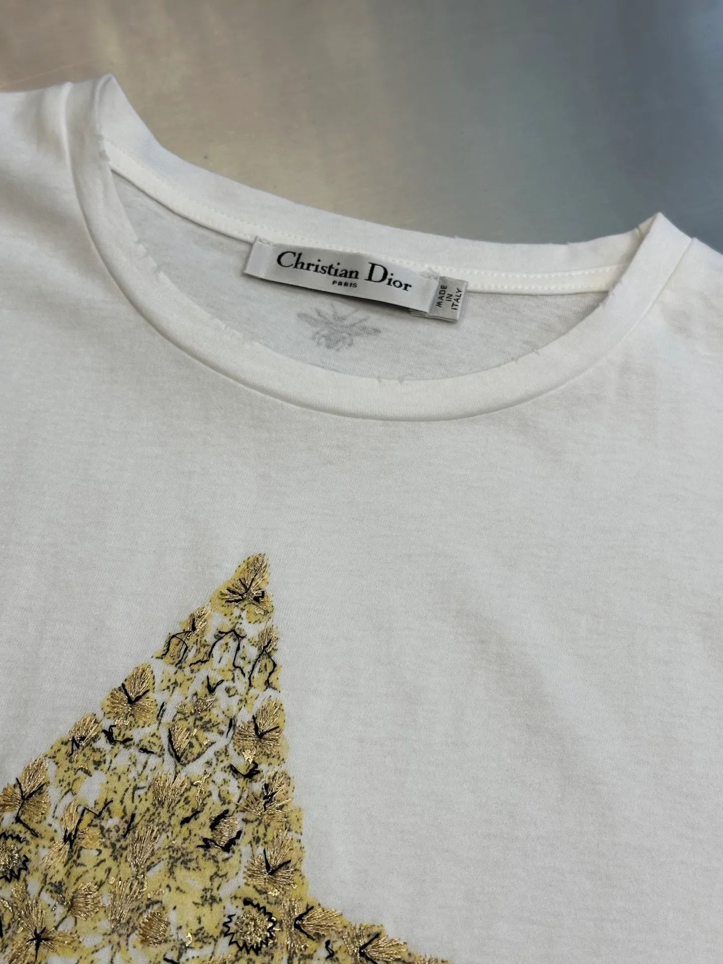 🅿️360 Dior 2025 Early Spring Five-Pointed Star Embroidered Short Sleeve (Women's Clothing) is made of original cotton material that is skin-friendly, breathable, and super soft. It features washed-out frayed effects on the corners, a classic round neck cut, and a delicate five-pointed star embroidered pattern on the chest. The upper body is classic and versatile.  size：s m l