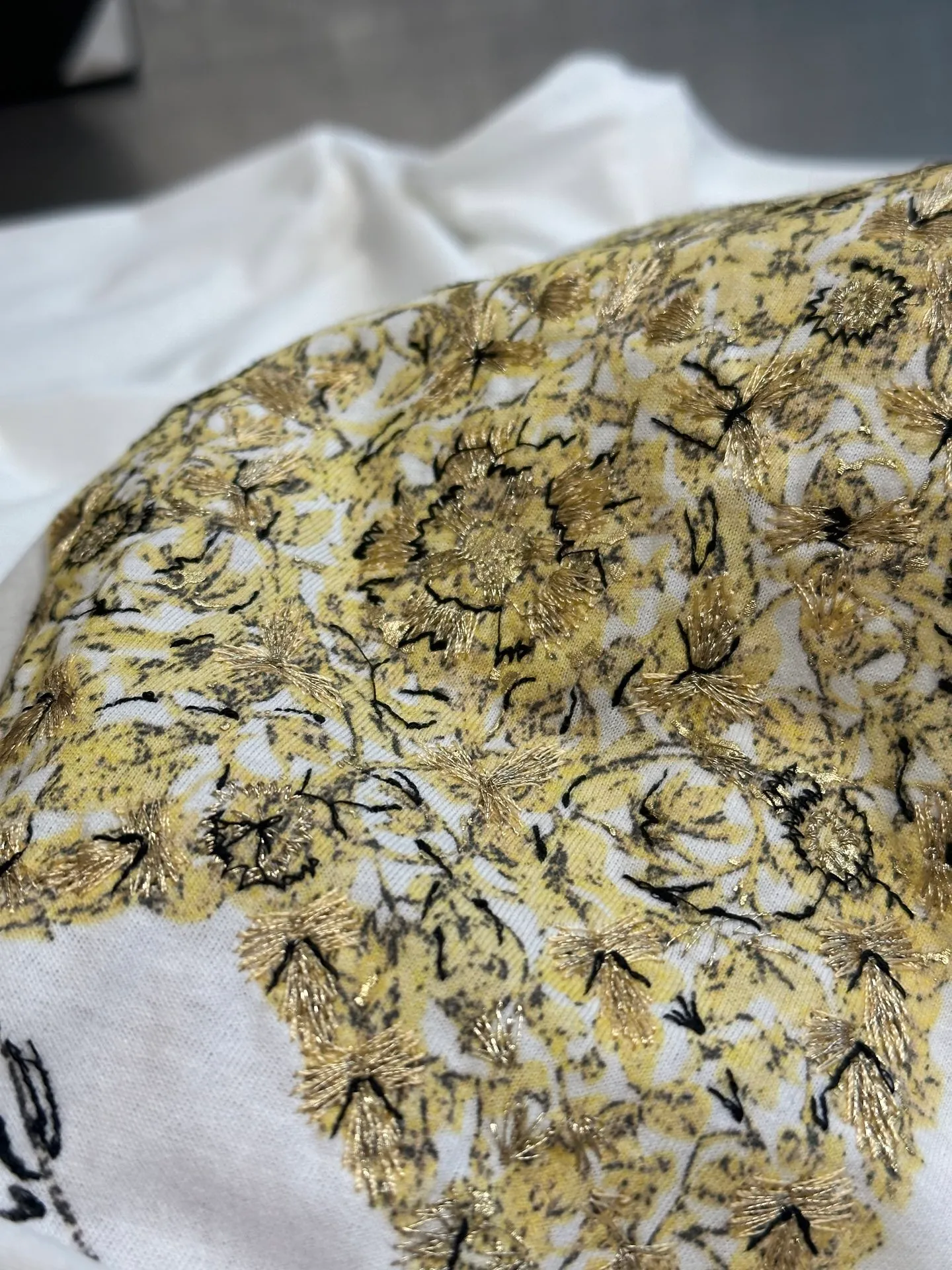 🅿️360 Dior 2025 Early Spring Five-Pointed Star Embroidered Short Sleeve (Women's Clothing) is made of original cotton material that is skin-friendly, breathable, and super soft. It features washed-out frayed effects on the corners, a classic round neck cut, and a delicate five-pointed star embroidered pattern on the chest. The upper body is classic and versatile.  size：s m l