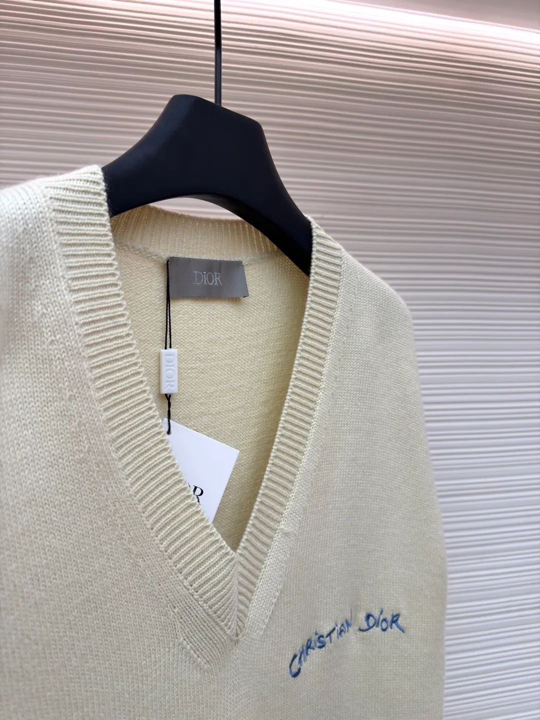 Dior Letter Embroidered Sleeveless Sweater Vest ●Original version: purchased and developed for 12500 ●Item number: 1680980-B05 ●Fabric: wool fabric ●Technology: embroidery production ●Version: fitted version ●Weight: about 425 grams ●Size: The pattern-spun yarn is custom-dyed in beige and apricot colors, and an imported 12-needle knitting machine is used for the plain weave process. The chest is decorated with a classic logo on the front. The letter pattern is embroidered with imported Tajima machines using thousands of needles. It adopts precise needle embroidery technology. The embroidery is very fine and dense, and the letter pattern outlines the design clearly. Double-sided hanging wool technology, fine workmanship, clear texture and lines, extremely fine woven threads are made of environmentally friendly fibers, the overall wiring is straight and delicate, the fabric is comfortable and soft, the color is consistent and no color difference. It can be matched with the same style to create a fashionable look, to control various occasions, customized accessories, complete three standards, the same style for men and women!
