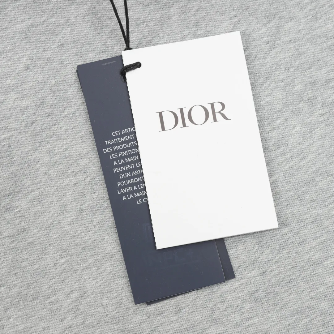 🅿️540 DIOR CD two-color patch embroidered fleece trousers. The original version is made of new fabrics, 420g cotton heavy fleece fabric, washed with heavy fleece feel. The upper body is fluffy, upright and soft, with the skin-friendly feel of wool. Washable, no lint. The new patch embroidery process consists of embroidering 4 letters and sewing the clothes on a flat car. Each letter is positioned to restore the original version. The ropes are custom-dyed according to the fabric color, the hardware is individually molded and made to order, and the pattern is loose. Size：S-L