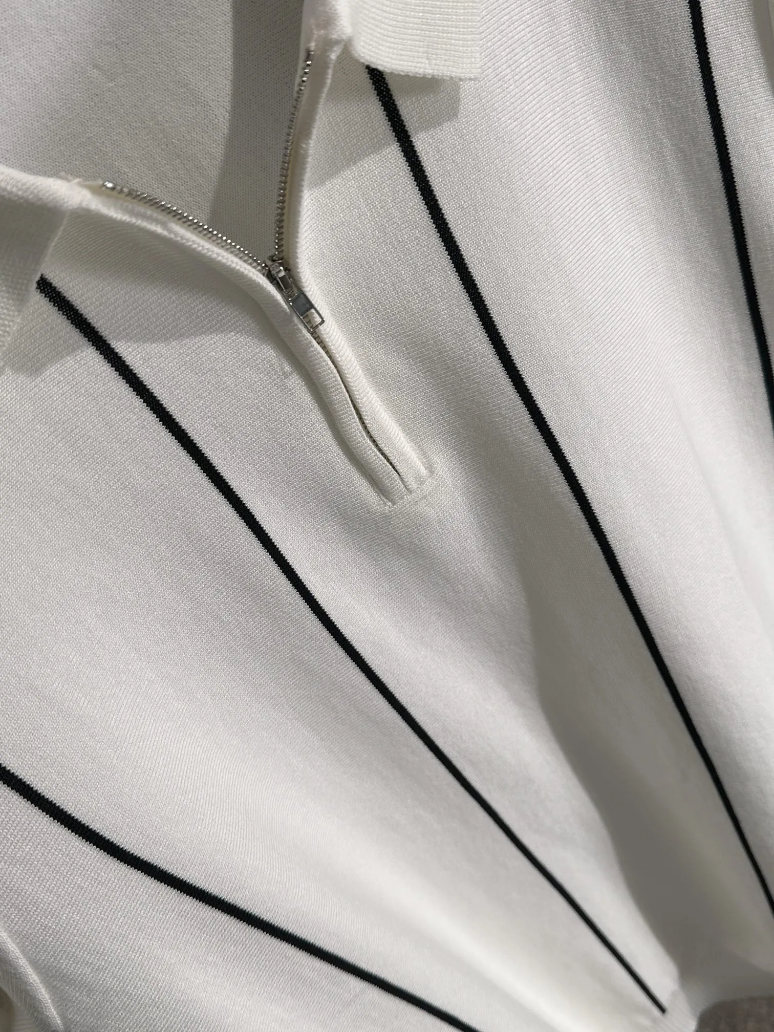 🅿️320 shipped next day. High-quality Dior 2025 spring and summer new men's lapel short-sleeved T-shirt. Made of combed cotton yarn knitted cotton fabric. Pure cotton high-weight special yarn. It feels heavy when weighed. The upper body is also more textured than ordinary T-shirts. This texture can cope with the weather easily and is suitable for both hot and cold! The pattern on the chest adopts three-dimensional embroidery technology, and is perfectly produced stitch by stitch with reference to the original version! Loose fit design, looks noble. Size: M to XXXL