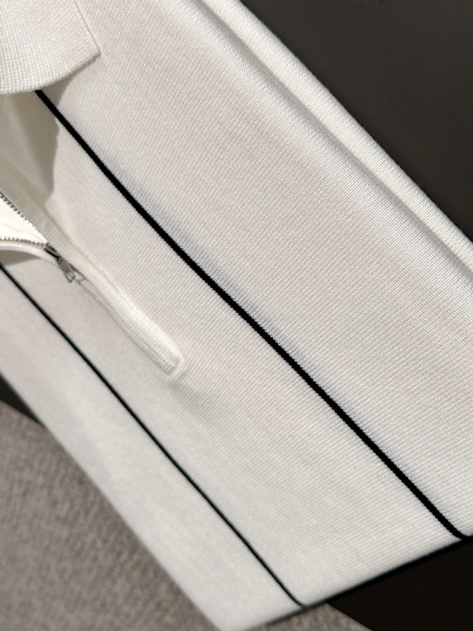 🅿️320 shipped next day. High-quality Dior 2025 spring and summer new men's lapel short-sleeved T-shirt. Made of combed cotton yarn knitted cotton fabric. Pure cotton high-weight special yarn. It feels heavy when weighed. The upper body is also more textured than ordinary T-shirts. This texture can cope with the weather easily and is suitable for both hot and cold! The pattern on the chest adopts three-dimensional embroidery technology, and is perfectly produced stitch by stitch with reference to the original version! Loose fit design, looks noble. Size: M to XXXL
