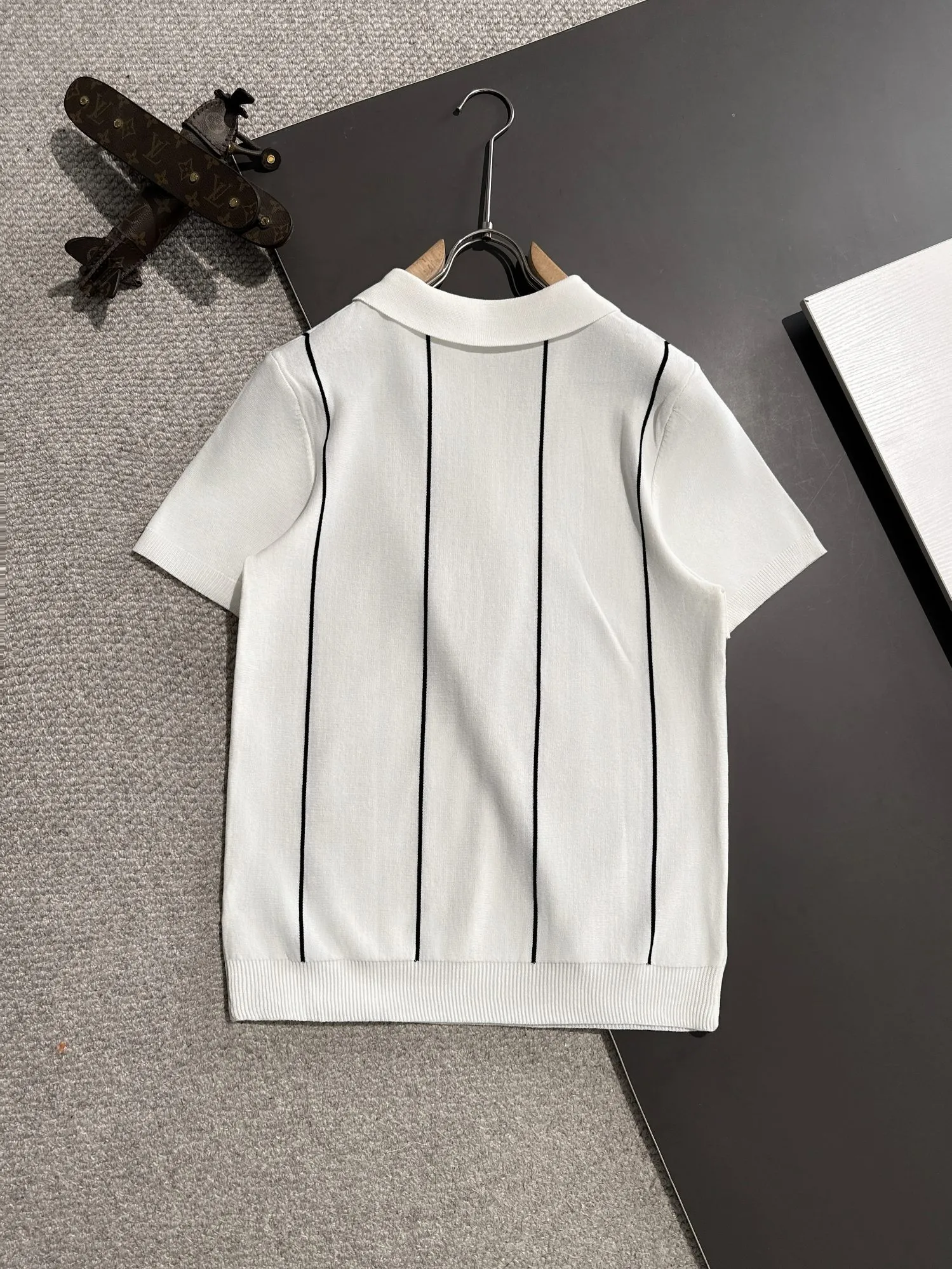 🅿️320 shipped next day. High-quality Dior 2025 spring and summer new men's lapel short-sleeved T-shirt. Made of combed cotton yarn knitted cotton fabric. Pure cotton high-weight special yarn. It feels heavy when weighed. The upper body is also more textured than ordinary T-shirts. This texture can cope with the weather easily and is suitable for both hot and cold! The pattern on the chest adopts three-dimensional embroidery technology, and is perfectly produced stitch by stitch with reference to the original version! Loose fit design, looks noble. Size: M to XXXL