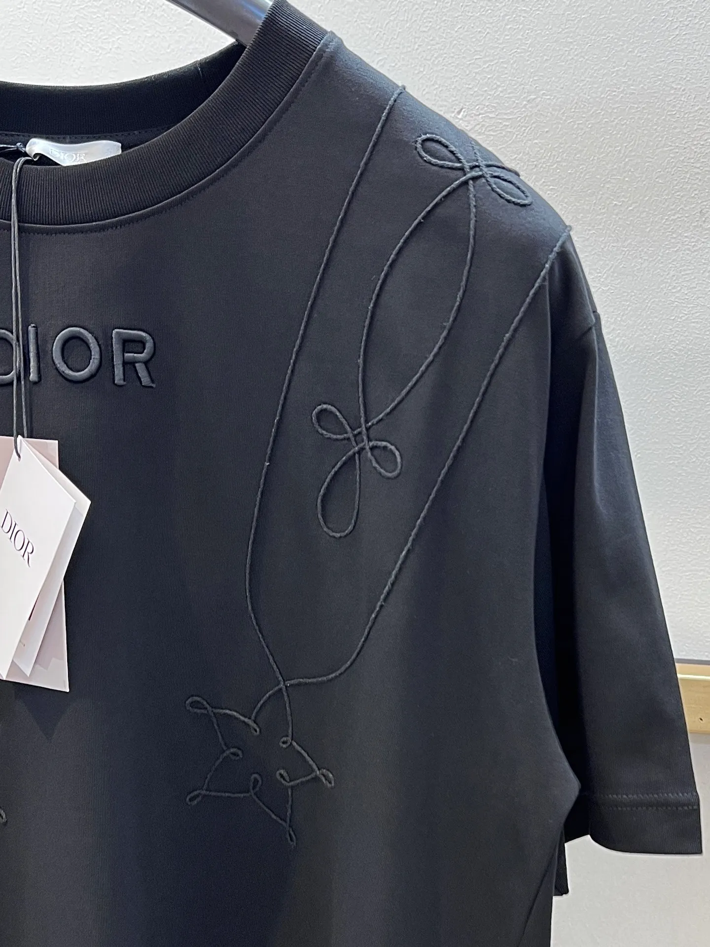 🅿️250 🌈Size: s/m/l/xl, black and white, same style for men and women, Dio* Dior baroque embroidered half-sleeved T-shirt. Heavy thread embroidery design highlights fashion aesthetics and creates a sophisticated casual look. ⚠️Washing method: Dry clean or fast machine wash in cold water wrapped inside out laundry bag!