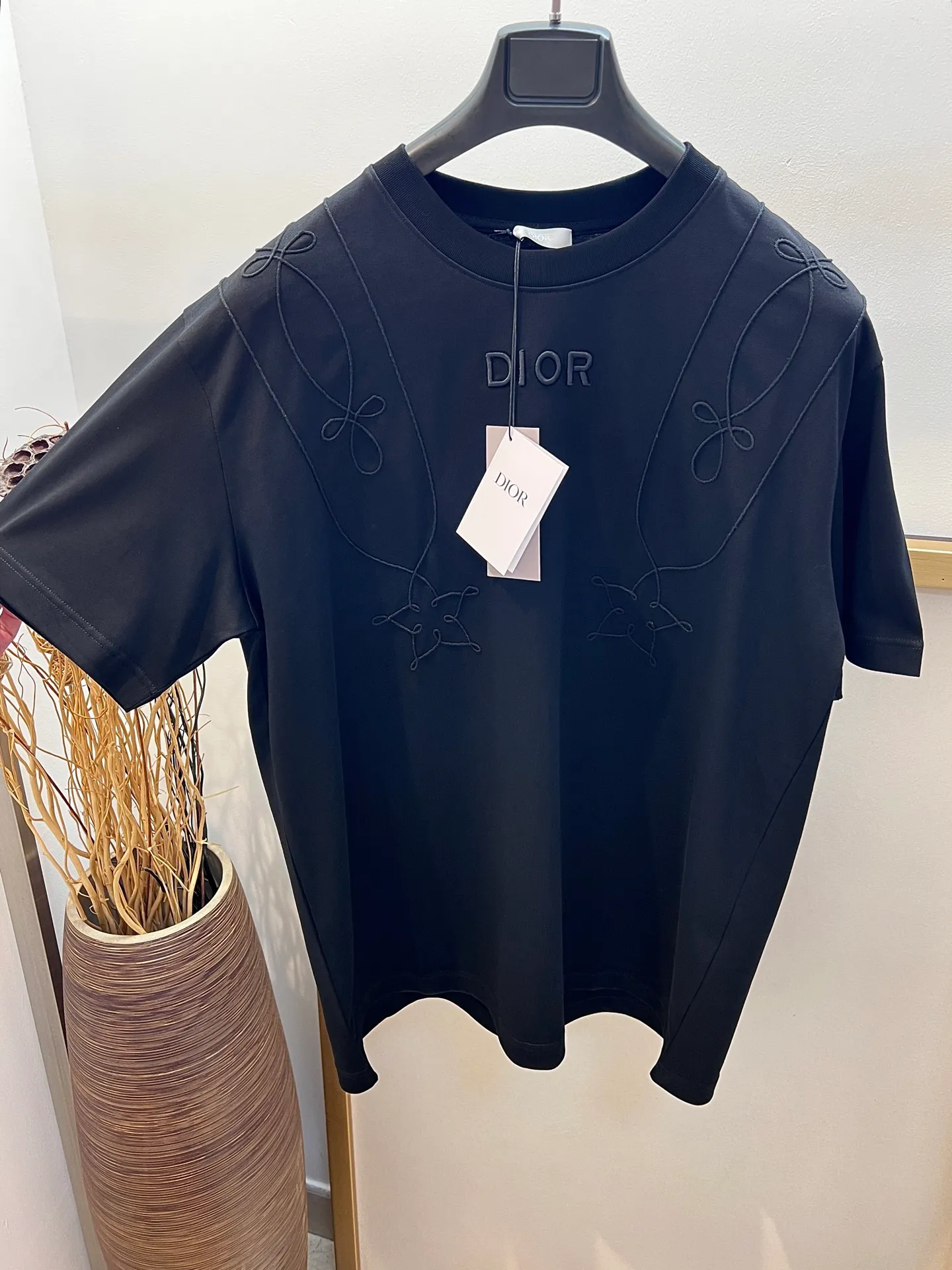 🅿️250 🌈Size: s/m/l/xl, black and white, same style for men and women, Dio* Dior baroque embroidered half-sleeved T-shirt. Heavy thread embroidery design highlights fashion aesthetics and creates a sophisticated casual look. ⚠️Washing method: Dry clean or fast machine wash in cold water wrapped inside out laundry bag!