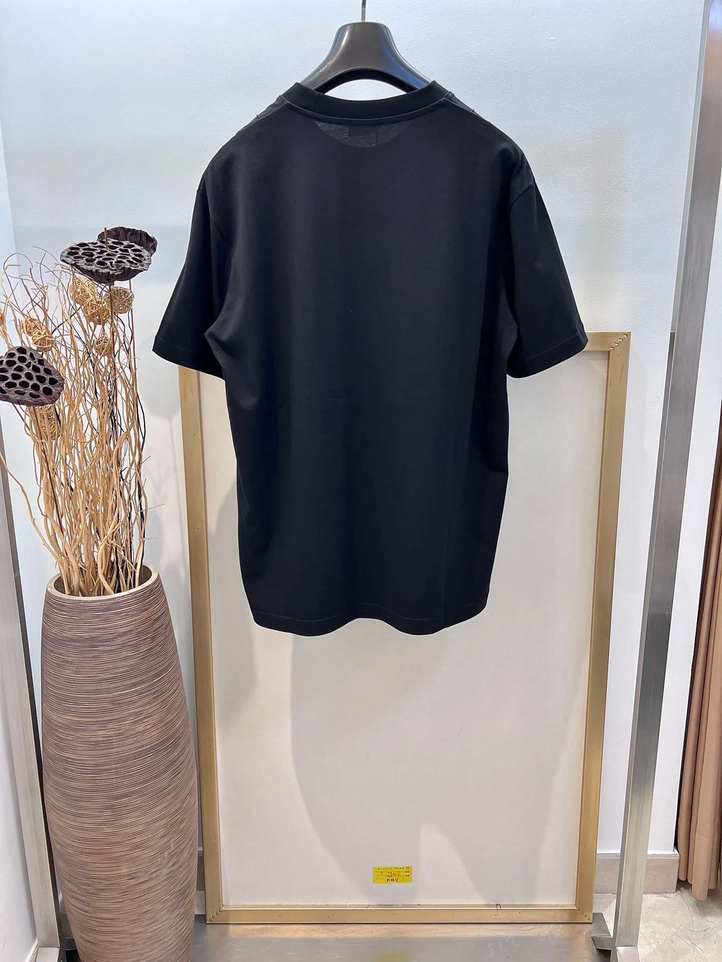 🅿️250 🌈Size: s/m/l/xl, black and white, same style for men and women, Dio* Dior baroque embroidered half-sleeved T-shirt. Heavy thread embroidery design highlights fashion aesthetics and creates a sophisticated casual look. ⚠️Washing method: Dry clean or fast machine wash in cold water wrapped inside out laundry bag!