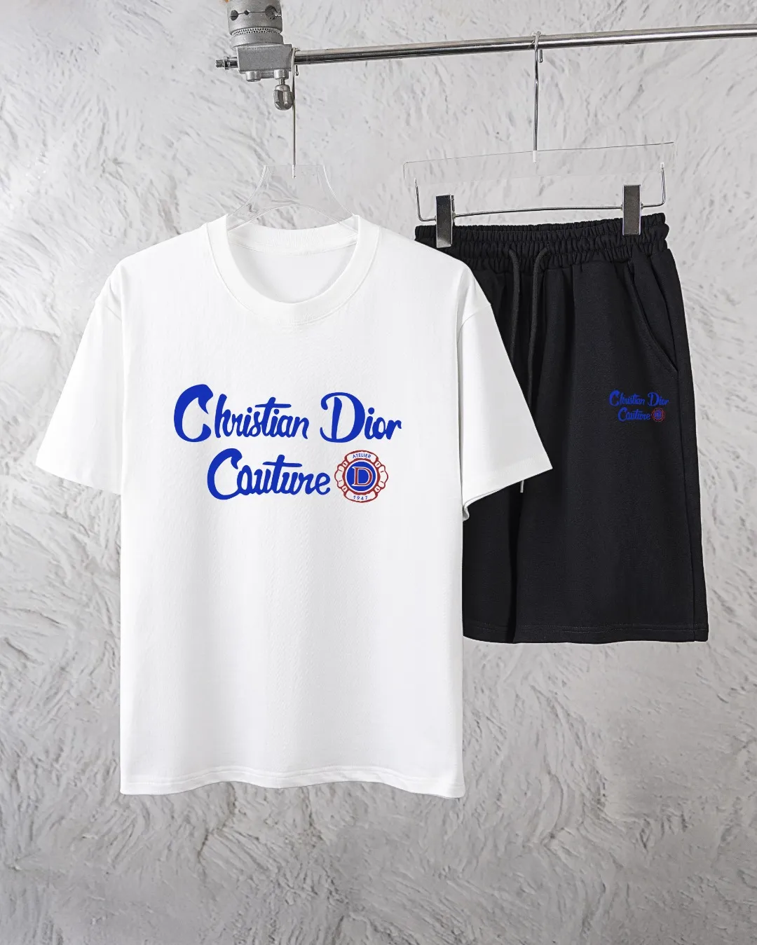🅿️320 Dior exclusively provides new trendy men’s fashionable round neck short-sleeved shorts suits, trendy and fashionable casual short-sleeved suits! It has high breathability and comfort, impeccable details, and brand element design concept, reflecting high quality. It presents a casual cut and the upper body shape is great! Material: 260g double yarn pure cotton short sleeves + 360g pure cotton terry shorts Size: S-XXL 🔥 (please state your height and weight when placing an order)