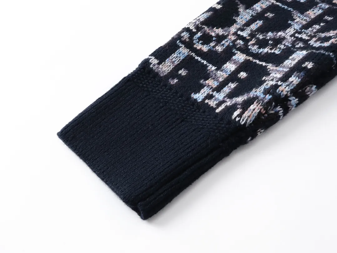 🅿️270 CD's blue sheep wool jacquard Oblique printed sweater Counter price 28,500 Description This sweater is decorated with Dior's classic Oblique print. Crafted from blue sheepskin jacquard with ribbed details. Can be paired with a variety of outfits to show off your personality. Multicolor Oblique print throughout Ribbed cuffs and hem 100% sheep wool Size: XS-L