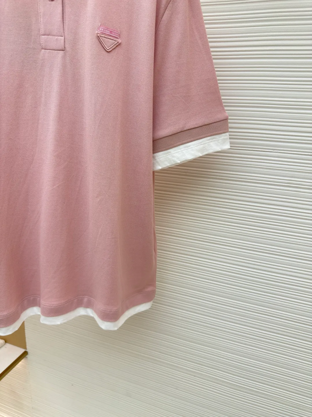 Prada jersey fake two-piece short-sleeved POLO shirt ●Authentic product: purchased and developed by 6658 ●Item number: 1680594-A55 ●Fabric: Cotton pique fabric ●Technology: Jersey knitting ●Version: Fitted version ●Weight: about 593 grams ●Size: S-M-L-XL ●Description: Custom-dyed 40-count double-ply cotton pique fabric 50-count double-ply plain fabric Customized flat machine rib Fabric fermentation washing, customized 1:1 chest woven label, buttons, trademark, loose version, customized hardware, threads, accessories, plate alignment, same style for men and women. The overall wiring is straight and delicate, the fabric is comfortable and soft, and the color is consistent without color difference. It can be matched with the same style to create a fashionable look and control various occasions. Customized accessories, complete with three standards, same style for men and women!