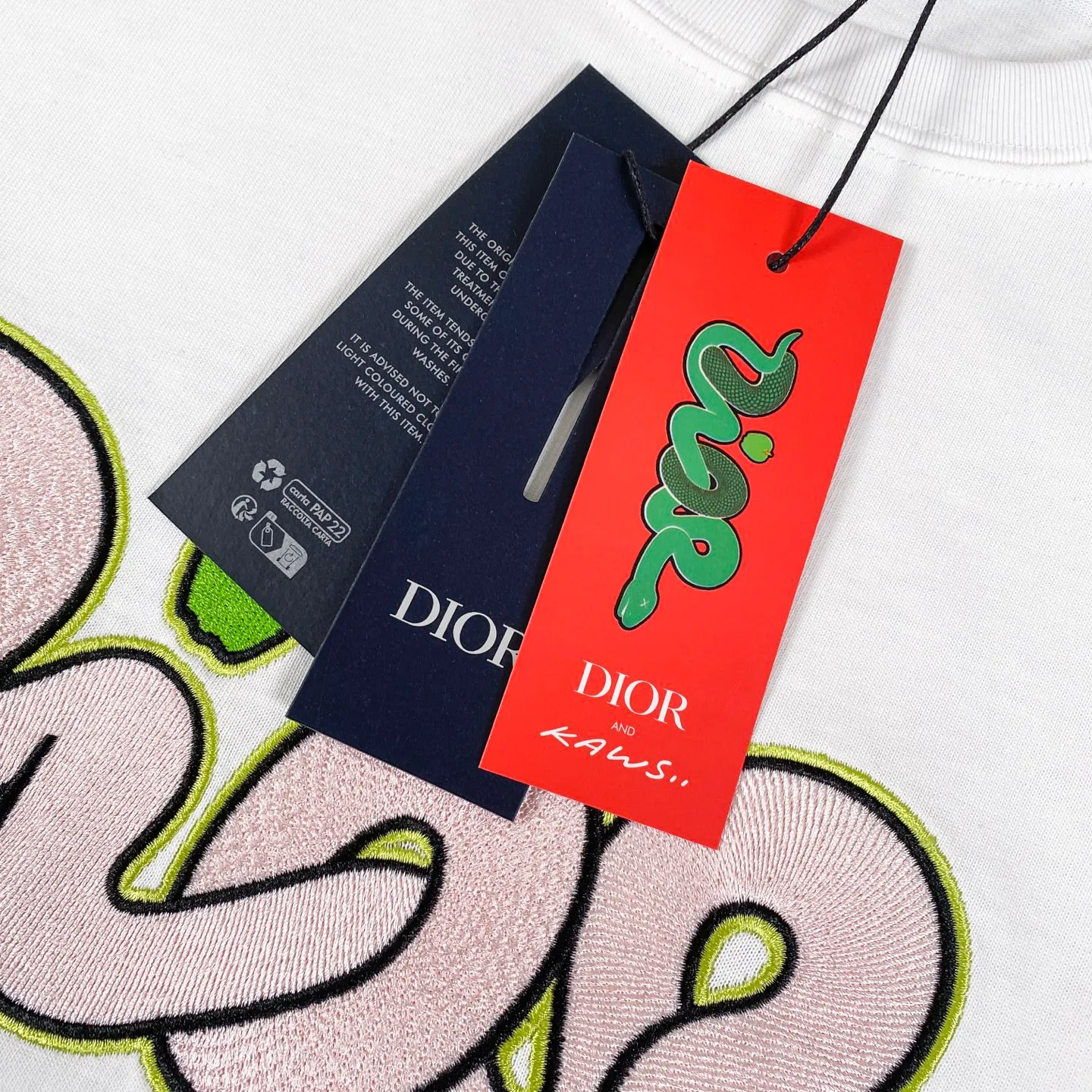 🅿️200 Dior DIOR✖️KAWS co-branded 25-year new Year of the Snake New Year Limited Series Golden Snake Presents Good Luck Short-sleeved T-shirt Fabric: 310 heavyweight cotton, feel free to compare Made of specific heavyweight 32S fine cotton jersey fabric, 280 grams in weight; with 32s+70D drawbar thread, 280g: 95/cotton*5% spandex double yarn rib. The worsted cotton material is light, thin and breathable, with a strong cotton feel on the hand and strong breathability and moisture absorption; the threads are woven into combed cotton fabric using a blending process, making the fabric very soft to the touch. The worsted cotton material is light and breathable, has a strong cotton feel on the hand, is breathable and hygroscopic; it is not easy to wrinkle and does not require special care. 32-needle high-end textile imported from the rib, 70D ultra-fine elastic stitching, nearly non-feeling stitching, comfortable and fit the body shape.  A full set of new Dior accessories, suitable for both men and women. Color: White Orange Size: XS-L