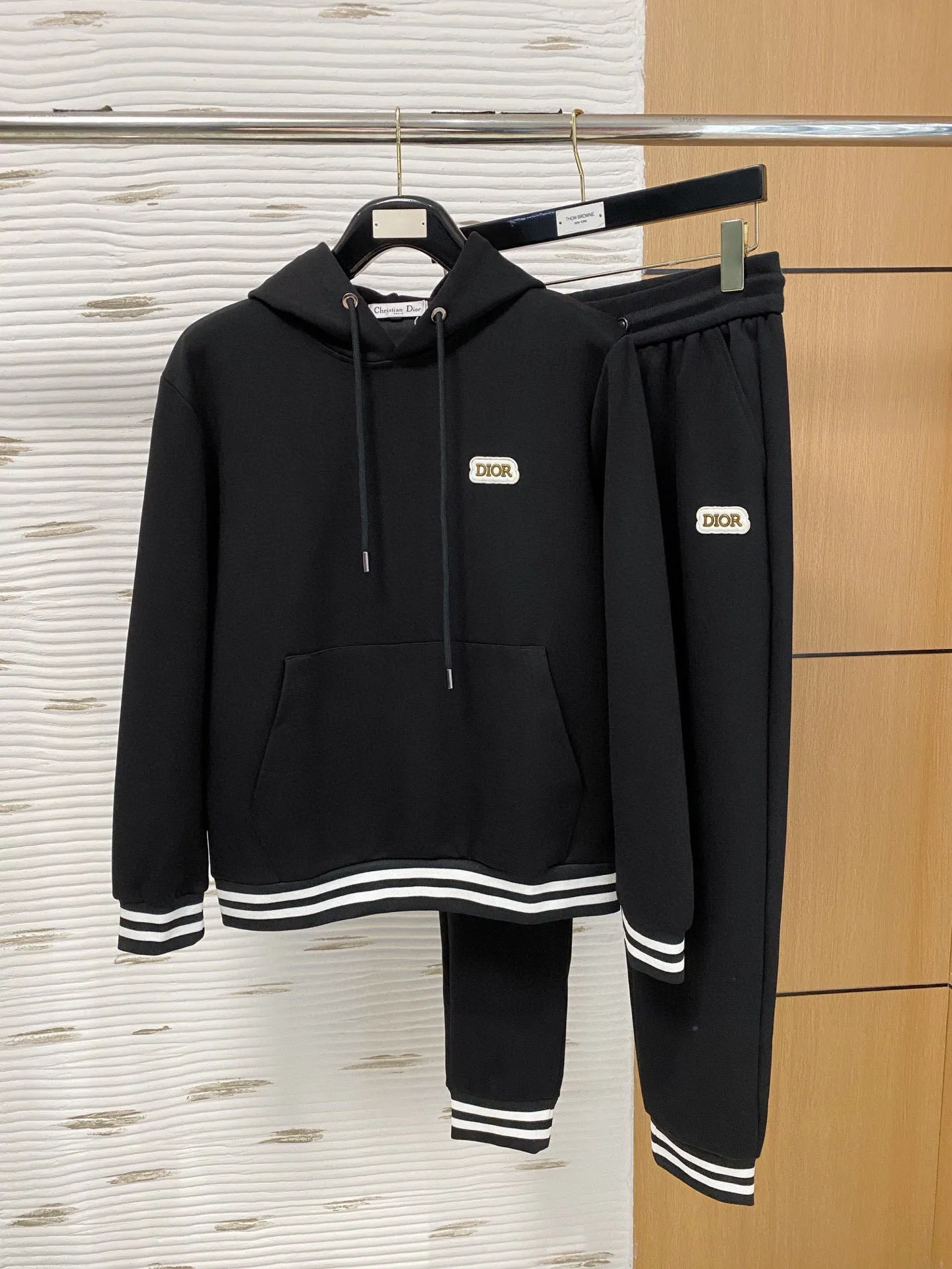 🅿️720 [DIOR Dior] Hot-selling suit is coming. Focus on the original version of the official website. 2025 new hot-selling cardigan and sweatshirt suit. The original order is the best 🇭🇰. It is the meticulous work of top designers for a fitting and perfect upper body effect. All-natural high-quality Tencel Roman cotton 100%, close-fitting comfort, noble and elegant! Original hardware embodies elegance and nobility! Counter size: M-3XL (maximum wear up to 190 pounds)
