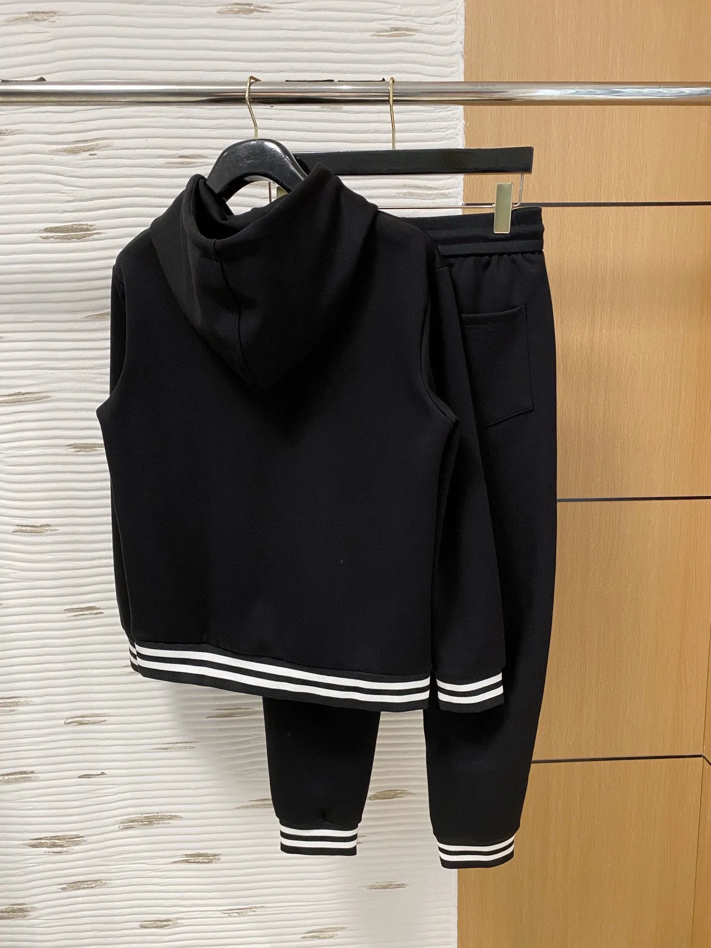 🅿️720 [DIOR Dior] Hot-selling suit is coming. Focus on the original version of the official website. 2025 new hot-selling cardigan and sweatshirt suit. The original order is the best 🇭🇰. It is the meticulous work of top designers for a fitting and perfect upper body effect. All-natural high-quality Tencel Roman cotton 100%, close-fitting comfort, noble and elegant! Original hardware embodies elegance and nobility! Counter size: M-3XL (maximum wear up to 190 pounds)