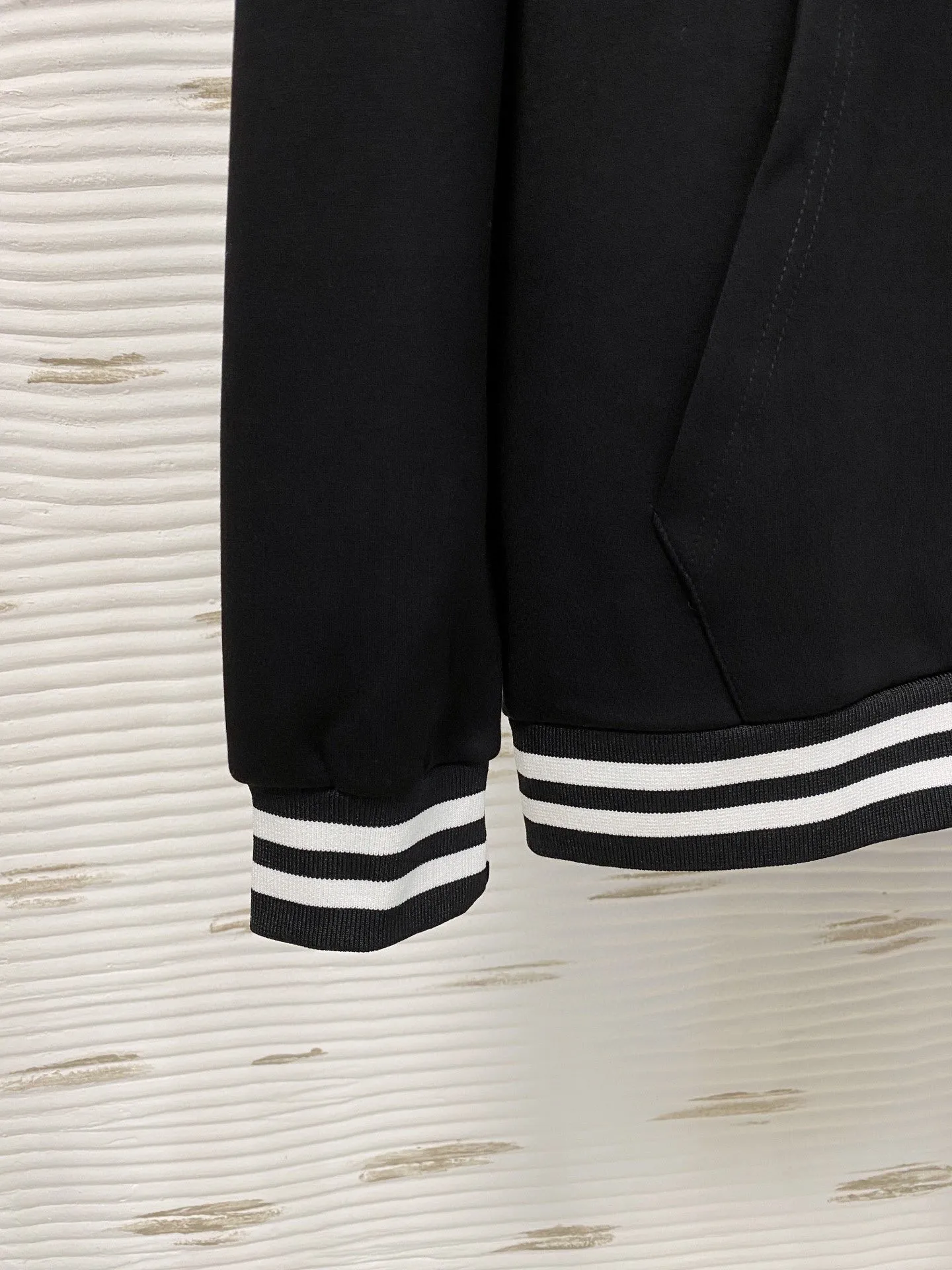 🅿️720 [DIOR Dior] Hot-selling suit is coming. Focus on the original version of the official website. 2025 new hot-selling cardigan and sweatshirt suit. The original order is the best 🇭🇰. It is the meticulous work of top designers for a fitting and perfect upper body effect. All-natural high-quality Tencel Roman cotton 100%, close-fitting comfort, noble and elegant! Original hardware embodies elegance and nobility! Counter size: M-3XL (maximum wear up to 190 pounds)
