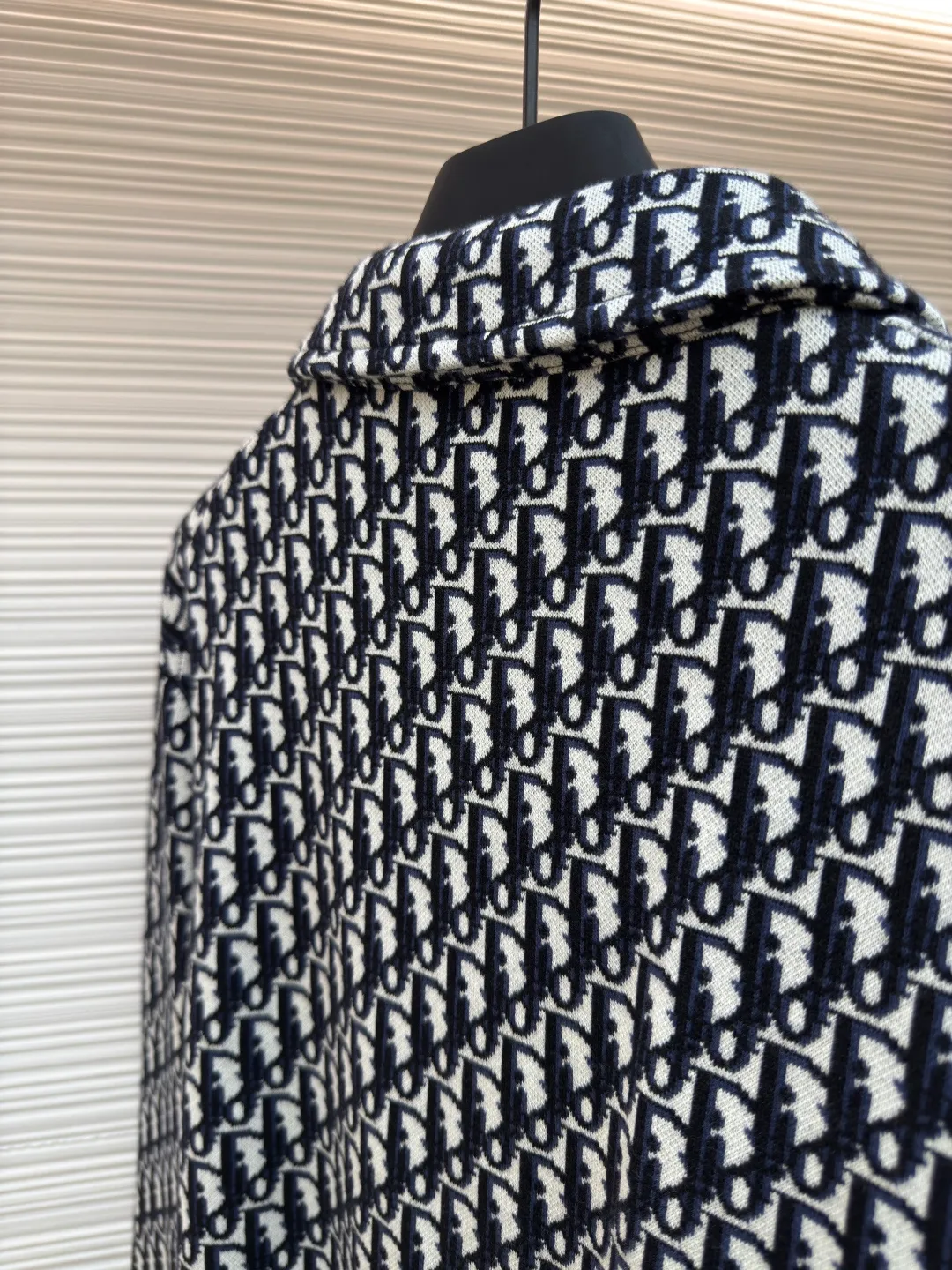 DIOR woolen shirt with full-print letters ●Authentic product: 13000 purchased and developed ●Item number: 1680373-B00 ●Fabric: wool blended fabric ●Technology: jacquard production ●Version: fitted version ●Weight: about 495 grams ●Size: XS-S-M-L ●Description: Wool custom-dyed 40-count combed cotton blended wool yarn, using imported Tajima Seiko to make 14-needle three-color jacquard craftsmanship. A single piece takes 280 minutes. The collar is cut and stitched, and the positioning is designed. The pattern is cut out and made by an experienced master craftsman. Each piece is customized according to YB Pattern pattern, sewing plate, positioning with straight eyes, specific logo natural colored shell, overall straight and delicate wiring, comfortable and soft fabrics, consistent colors without color difference, can be matched with the same style to create a fashionable look, control various occasions, customized accessories, complete three standards, the same style for men and women!