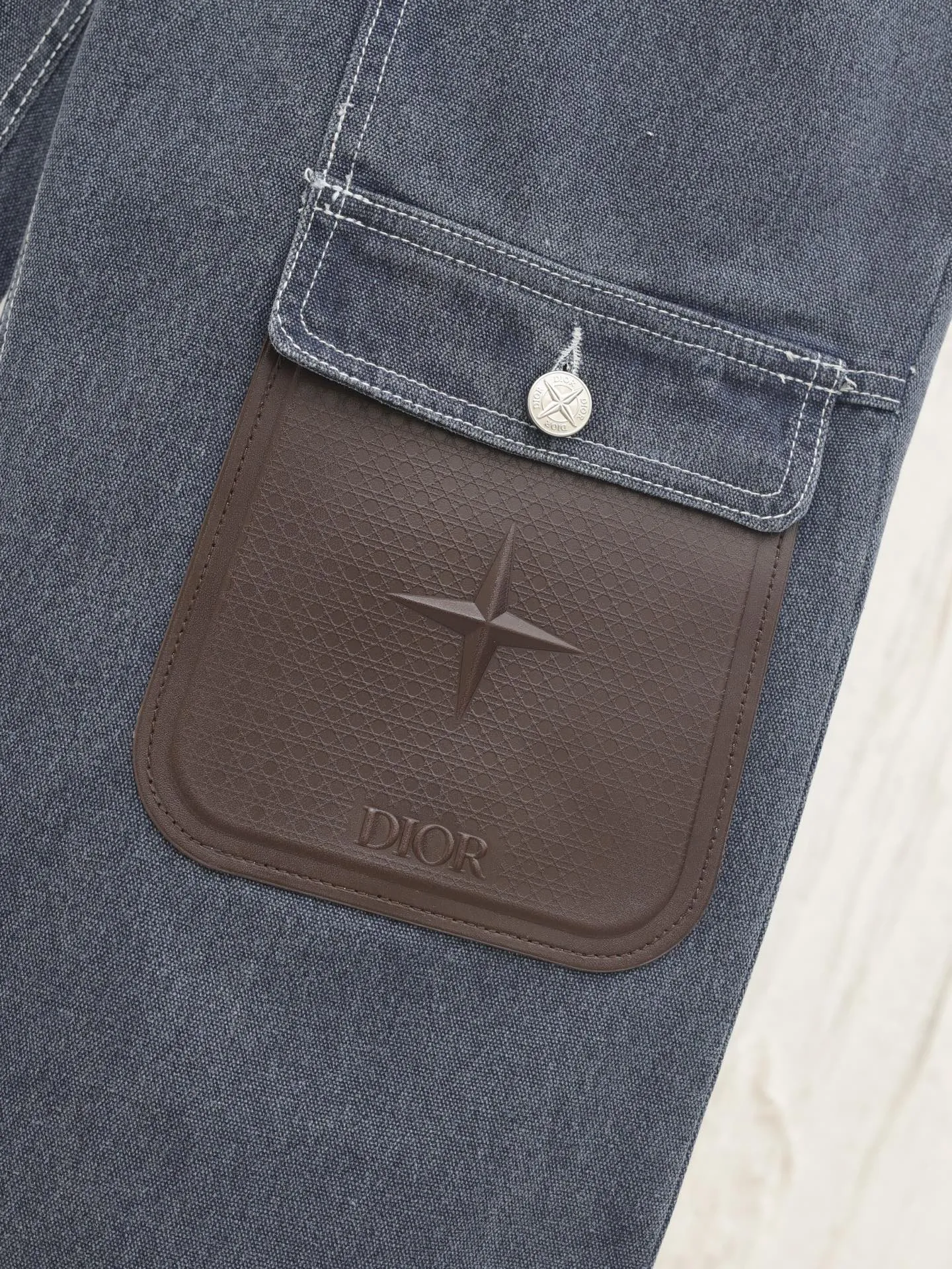 🅿️596 Dio* / Dior 25FW Dior co-branded Stone Island four-pocket canvas jeans trousers. Custom-woven denim fabric, soft and comfortable texture, original washed and faded, loose fit, original molded hardware buttons, complete three-label accessories Size: S/M/L/XL