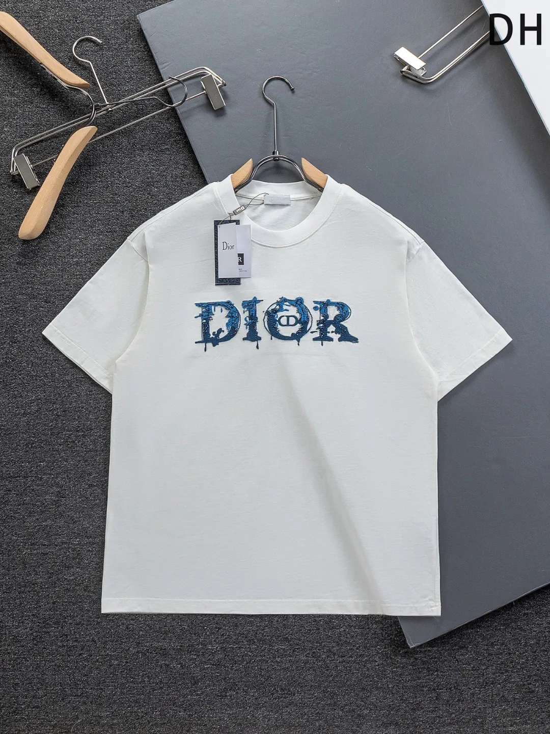 🅿️210 DIOR Dior Dior CD micro wide version S-XL Dior 26ss official website is always unbeatable classic style permanent boutique counter eternal co-branded floral letter patch on the chest 🪡 embroidery + velvet simple letters large logo on the back 🪡 embroidered logo heavy craftsmanship same style short-sleeved T-shirt, cotton blended terry jersey fabric, original development This is from the 2025 beachwear limited series. The full-logo jacquard towel highlights the classic Obliave flower. It is matched with an S-shaped round neck and topstitching. It is unique. The whole body is decorated with obliqve jacquard. The ribbed round neck is matched with V-shaped topstitching. Customized accessories. The whole body is customized and developed according to the Y-panel... Complete with three standards, it can control various styles and pay tribute to Dior's historic year! Coupled with the blessing of full-flower cotton material, both the upper body comfort and the existence are unparalleled. It can be said to be a must-have companion in summer. The excellent breathability and comfortable wearing feeling are unparalleled~ Recommended! ! Same style for men and women! Color: Black White Blue Purple Size: S-XL Size chart: S: Shoulder width 50-Bust 56-Length 70 M: Shoulder width 52-Bust 57-Length 72 L: Shoulder width 54-Bust 59-Length 74 XL: Shoulder width 56-Bust 62-Length 76