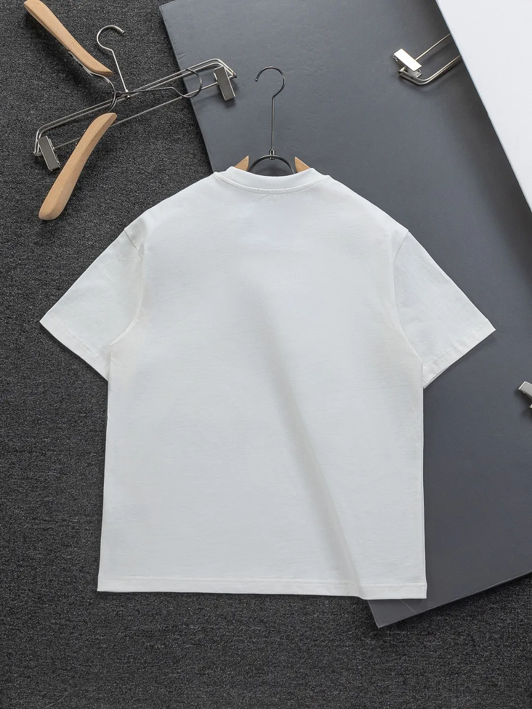 🅿️210 DIOR Dior Dior CD micro wide version S-XL Dior 26ss official website is always unbeatable classic style permanent boutique counter eternal co-branded floral letter patch on the chest 🪡 embroidery + velvet simple letters large logo on the back 🪡 embroidered logo heavy craftsmanship same style short-sleeved T-shirt, cotton blended terry jersey fabric, original development This is from the 2025 beachwear limited series. The full-logo jacquard towel highlights the classic Obliave flower. It is matched with an S-shaped round neck and topstitching. It is unique. The whole body is decorated with obliqve jacquard. The ribbed round neck is matched with V-shaped topstitching. Customized accessories. The whole body is customized and developed according to the Y-panel... Complete with three standards, it can control various styles and pay tribute to Dior's historic year! Coupled with the blessing of full-flower cotton material, both the upper body comfort and the existence are unparalleled. It can be said to be a must-have companion in summer. The excellent breathability and comfortable wearing feeling are unparalleled~ Recommended! ! Same style for men and women! Color: Black White Blue Purple Size: S-XL Size chart: S: Shoulder width 50-Bust 56-Length 70 M: Shoulder width 52-Bust 57-Length 72 L: Shoulder width 54-Bust 59-Length 74 XL: Shoulder width 56-Bust 62-Length 76