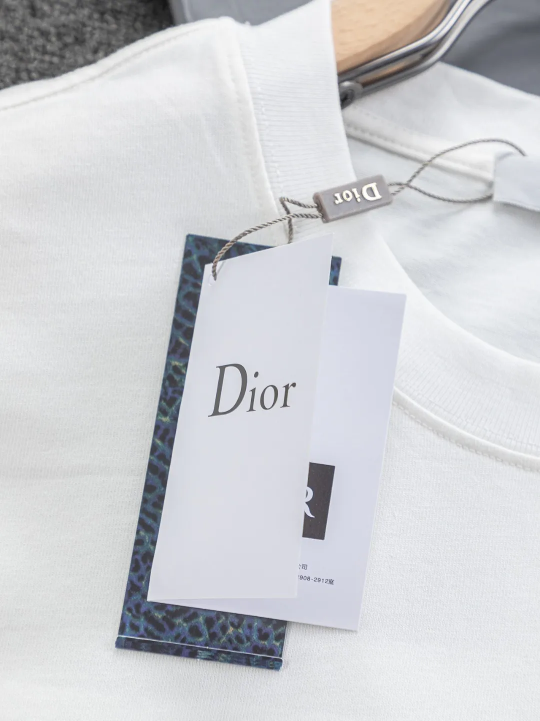 🅿️210 DIOR Dior Dior CD micro wide version S-XL Dior 26ss official website is always unbeatable classic style permanent boutique counter eternal co-branded floral letter patch on the chest 🪡 embroidery + velvet simple letters large logo on the back 🪡 embroidered logo heavy craftsmanship same style short-sleeved T-shirt, cotton blended terry jersey fabric, original development This is from the 2025 beachwear limited series. The full-logo jacquard towel highlights the classic Obliave flower. It is matched with an S-shaped round neck and topstitching. It is unique. The whole body is decorated with obliqve jacquard. The ribbed round neck is matched with V-shaped topstitching. Customized accessories. The whole body is customized and developed according to the Y-panel... Complete with three standards, it can control various styles and pay tribute to Dior's historic year! Coupled with the blessing of full-flower cotton material, both the upper body comfort and the existence are unparalleled. It can be said to be a must-have companion in summer. The excellent breathability and comfortable wearing feeling are unparalleled~ Recommended! ! Same style for men and women! Color: Black White Blue Purple Size: S-XL Size chart: S: Shoulder width 50-Bust 56-Length 70 M: Shoulder width 52-Bust 57-Length 72 L: Shoulder width 54-Bust 59-Length 74 XL: Shoulder width 56-Bust 62-Length 76
