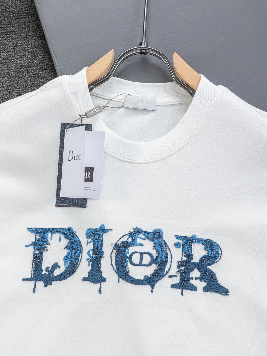 🅿️210 DIOR Dior Dior CD micro wide version S-XL Dior 26ss official website is always unbeatable classic style permanent boutique counter eternal co-branded floral letter patch on the chest 🪡 embroidery + velvet simple letters large logo on the back 🪡 embroidered logo heavy craftsmanship same style short-sleeved T-shirt, cotton blended terry jersey fabric, original development This is from the 2025 beachwear limited series. The full-logo jacquard towel highlights the classic Obliave flower. It is matched with an S-shaped round neck and topstitching. It is unique. The whole body is decorated with obliqve jacquard. The ribbed round neck is matched with V-shaped topstitching. Customized accessories. The whole body is customized and developed according to the Y-panel... Complete with three standards, it can control various styles and pay tribute to Dior's historic year! Coupled with the blessing of full-flower cotton material, both the upper body comfort and the existence are unparalleled. It can be said to be a must-have companion in summer. The excellent breathability and comfortable wearing feeling are unparalleled~ Recommended! ! Same style for men and women! Color: Black White Blue Purple Size: S-XL Size chart: S: Shoulder width 50-Bust 56-Length 70 M: Shoulder width 52-Bust 57-Length 72 L: Shoulder width 54-Bust 59-Length 74 XL: Shoulder width 56-Bust 62-Length 76