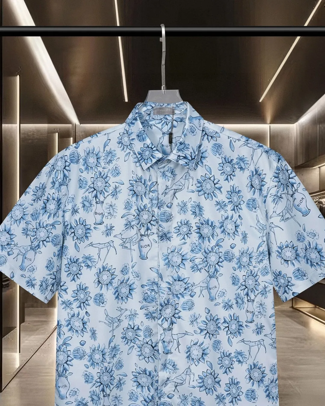 🅿️296 DIOR Dior 🔥The most popular model is coming. The joint model is fully printed with sun flowers and LGOO barrage digital printing short-sleeved shirt. 2025ss official website new short-sleeved shirt, exquisitely printed logo, high-end version, customized fabrics at the counter. Highly breathable and comfortable, exquisitely crafted, with impeccable detail processing, ✅customized logo engraved buttons, complete with three labels. Brand element design concept reflects high quality. It feels delicate and soft! It presents a casual cut and the upper body shape is great! 🐍Size: M-XXL