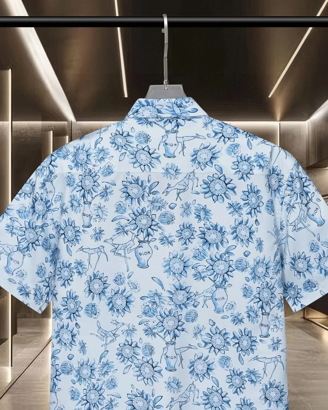 🅿️296 DIOR Dior 🔥The most popular model is coming. The joint model is fully printed with sun flowers and LGOO barrage digital printing short-sleeved shirt. 2025ss official website new short-sleeved shirt, exquisitely printed logo, high-end version, customized fabrics at the counter. Highly breathable and comfortable, exquisitely crafted, with impeccable detail processing, ✅customized logo engraved buttons, complete with three labels. Brand element design concept reflects high quality. It feels delicate and soft! It presents a casual cut and the upper body shape is great! 🐍Size: M-XXL