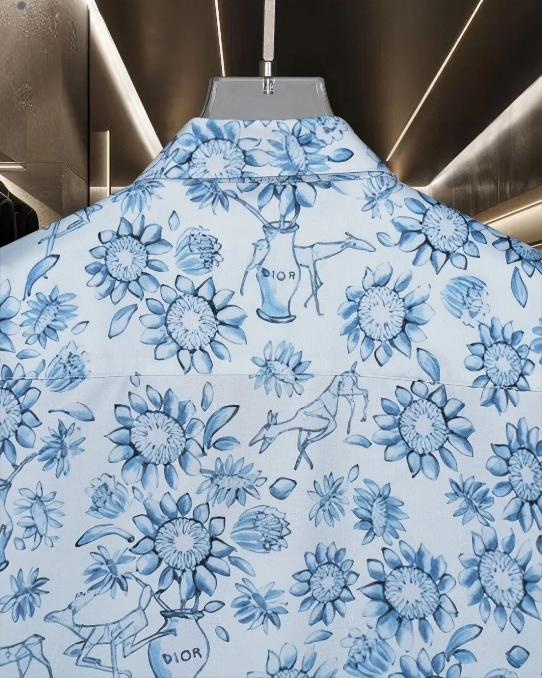 🅿️296 DIOR Dior 🔥The most popular model is coming. The joint model is fully printed with sun flowers and LGOO barrage digital printing short-sleeved shirt. 2025ss official website new short-sleeved shirt, exquisitely printed logo, high-end version, customized fabrics at the counter. Highly breathable and comfortable, exquisitely crafted, with impeccable detail processing, ✅customized logo engraved buttons, complete with three labels. Brand element design concept reflects high quality. It feels delicate and soft! It presents a casual cut and the upper body shape is great! 🐍Size: M-XXL