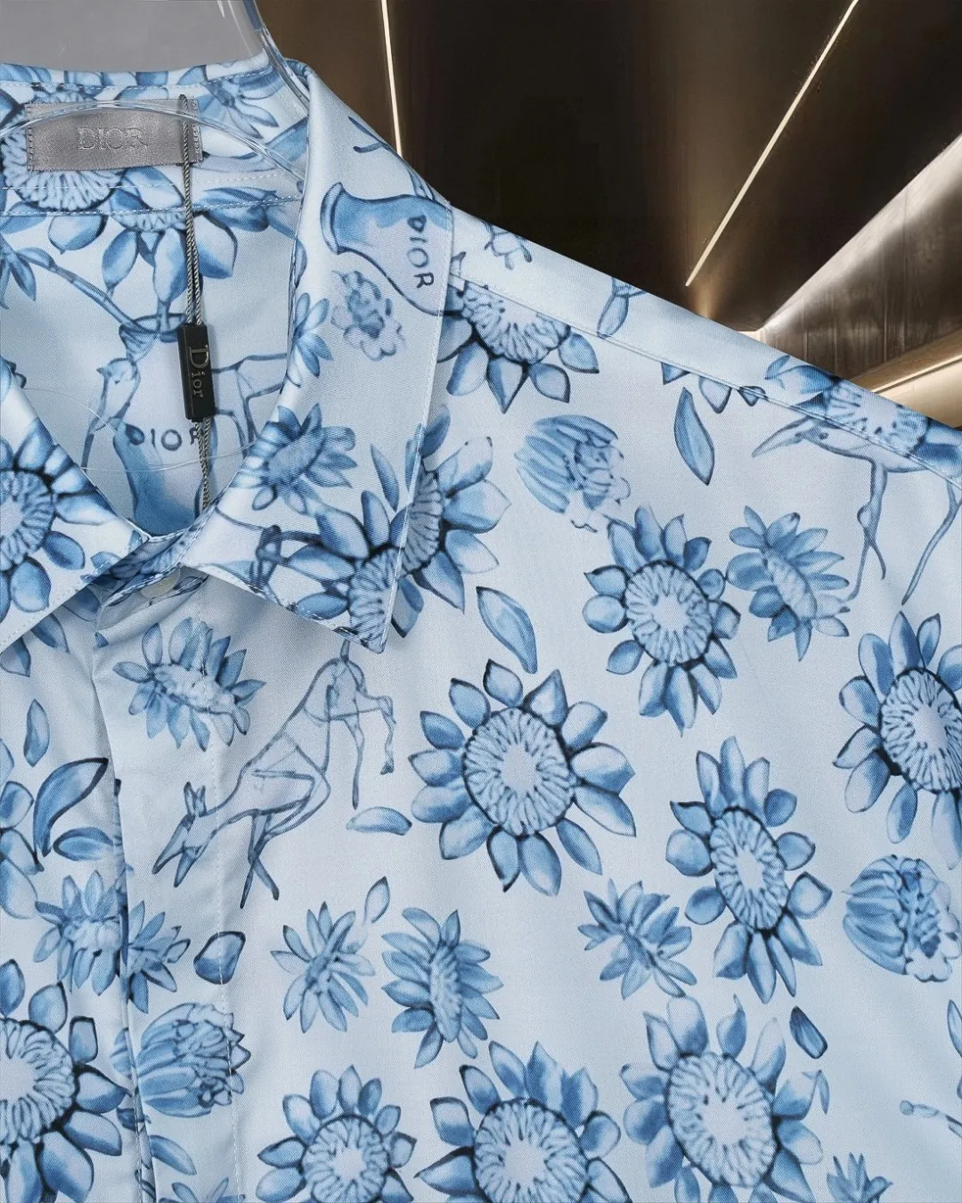 🅿️296 DIOR Dior 🔥The most popular model is coming. The joint model is fully printed with sun flowers and LGOO barrage digital printing short-sleeved shirt. 2025ss official website new short-sleeved shirt, exquisitely printed logo, high-end version, customized fabrics at the counter. Highly breathable and comfortable, exquisitely crafted, with impeccable detail processing, ✅customized logo engraved buttons, complete with three labels. Brand element design concept reflects high quality. It feels delicate and soft! It presents a casual cut and the upper body shape is great! 🐍Size: M-XXL