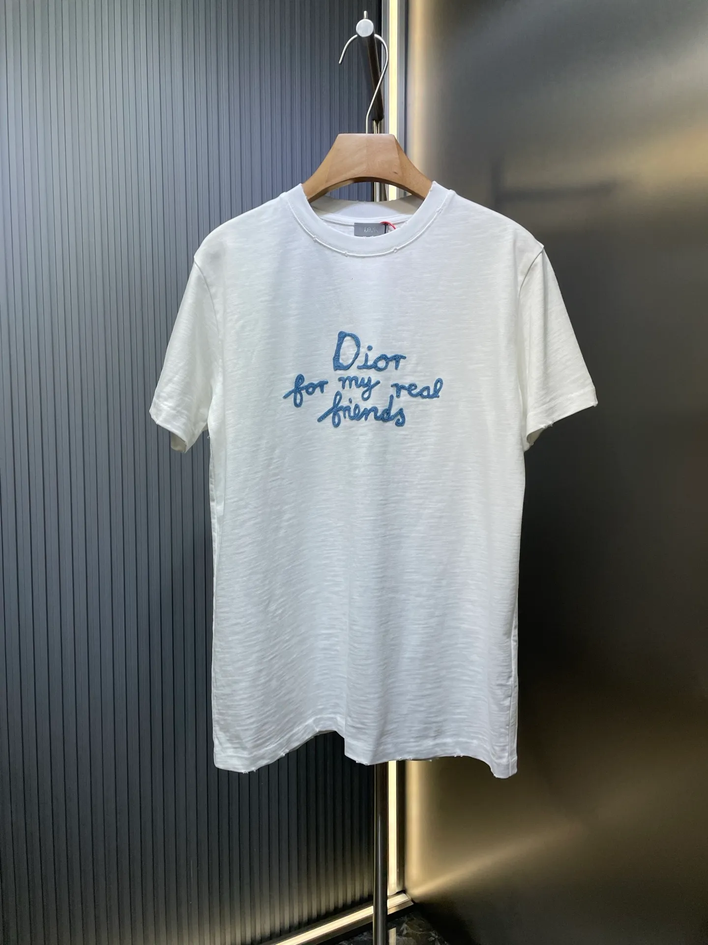 🅿️270 Dior 🌟【Top replica】Terry embroidered short sleeves. Customized slub pattern matt woven cotton. Full texture. Comfortable and close to the skin. The indigo background collides with cloud white. The neat "Dior For My Real Friends" statement on the chest is presented with towel embroidery. It forms a subtle texture layer and makes the text a flowing brand badge. The joint ideological structure becomes a walking joint art exhibition. Technique 1: Using towel embroidery, a traditional hand-made embroidery technology. Embroidery is carried out using the needle method, and is completed by changing the hooking action of a special machine head. The coils are interlocked one by one, thus bringing about a towel-like texture and effect. Process 2: Many parts of the body are worn by pure artificial regular positioning and manual brushing marks. Texture and depth are added to the surface of the clothing to imitate the texture of natural wear. Process 3: The fabrics are washed and have a better hand feel. Not easy to deform, not easy to shrink, not easy to fade, and maintain long-term beauty. Accessories: Customized 1:1 Dior trademark Fit: Loose fit Sizes: S M L XL