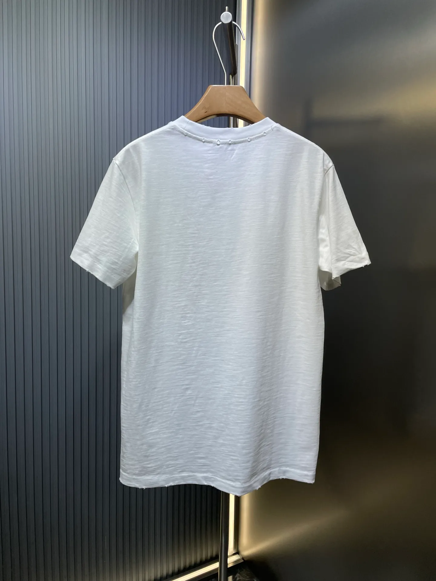 🅿️270 Dior 🌟【Top replica】Terry embroidered short sleeves. Customized slub pattern matt woven cotton. Full texture. Comfortable and close to the skin. The indigo background collides with cloud white. The neat "Dior For My Real Friends" statement on the chest is presented with towel embroidery. It forms a subtle texture layer and makes the text a flowing brand badge. The joint ideological structure becomes a walking joint art exhibition. Technique 1: Using towel embroidery, a traditional hand-made embroidery technology. Embroidery is carried out using the needle method, and is completed by changing the hooking action of a special machine head. The coils are interlocked one by one, thus bringing about a towel-like texture and effect. Process 2: Many parts of the body are worn by pure artificial regular positioning and manual brushing marks. Texture and depth are added to the surface of the clothing to imitate the texture of natural wear. Process 3: The fabrics are washed and have a better hand feel. Not easy to deform, not easy to shrink, not easy to fade, and maintain long-term beauty. Accessories: Customized 1:1 Dior trademark Fit: Loose fit Sizes: S M L XL