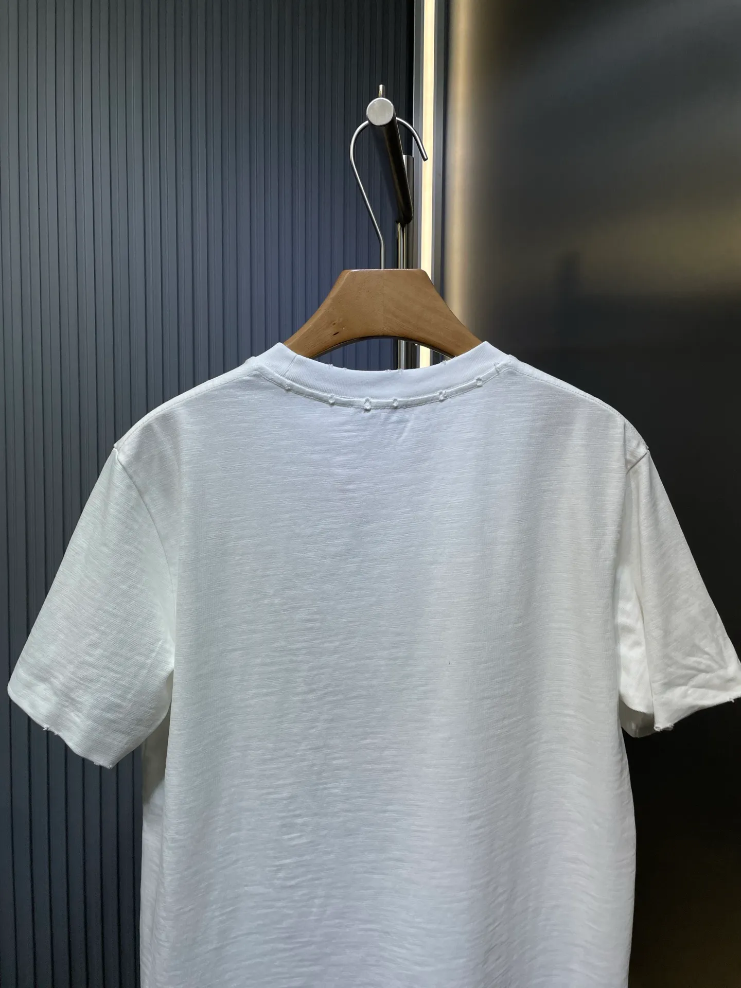 🅿️270 Dior 🌟【Top replica】Terry embroidered short sleeves. Customized slub pattern matt woven cotton. Full texture. Comfortable and close to the skin. The indigo background collides with cloud white. The neat "Dior For My Real Friends" statement on the chest is presented with towel embroidery. It forms a subtle texture layer and makes the text a flowing brand badge. The joint ideological structure becomes a walking joint art exhibition. Technique 1: Using towel embroidery, a traditional hand-made embroidery technology. Embroidery is carried out using the needle method, and is completed by changing the hooking action of a special machine head. The coils are interlocked one by one, thus bringing about a towel-like texture and effect. Process 2: Many parts of the body are worn by pure artificial regular positioning and manual brushing marks. Texture and depth are added to the surface of the clothing to imitate the texture of natural wear. Process 3: The fabrics are washed and have a better hand feel. Not easy to deform, not easy to shrink, not easy to fade, and maintain long-term beauty. Accessories: Customized 1:1 Dior trademark Fit: Loose fit Sizes: S M L XL