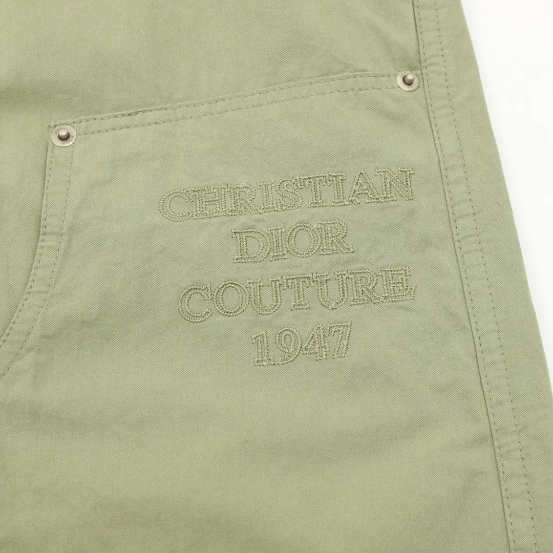 🅿️390 DIOR/Dior workwear letter embroidered trousers The fabric is made of custom-made canvas fabric, which is silky and super soft compared to the original. The strands of the fabric texture are clear and obvious, and the drape is first-class. The workmanship is exquisite and meets the foreign trade export standards. There are 4.5 stitches per centimeter. Every seam is pressed with open thread, and the wiring is as neat as a ruler. , Made of woven floral cotton ribbon, the weaving is tight and soft to the touch. The embroidery process uses Behringer embroidery machines, which makes the embroidery colors more full and the embroidery more three-dimensional. The upper body effect is good, the same style for men and women, simple and versatile, purchasing heavyweight items, feel free to compare the quality of any on the market! Size：XS-L