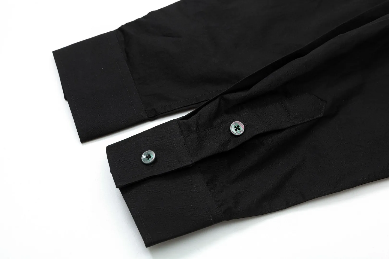 🅿️326 DIOR Dior 🔥The most popular style is coming. Fluorescent logo embroidered 1947 letter pattern long-sleeved shirt. 2024ss official website new long-sleeved shirt, exquisite embroidered logo. High-end version, customized fabrics at the counter. Highly breathable and comfortable, exquisitely crafted, impeccable detail processing, ✅customized logo engraved buttons, complete with three labels. Brand element design concept reflects high quality. It feels delicate and soft! It presents a casual cut and the upper body shape is great! 🐉Code number: M-XXL
