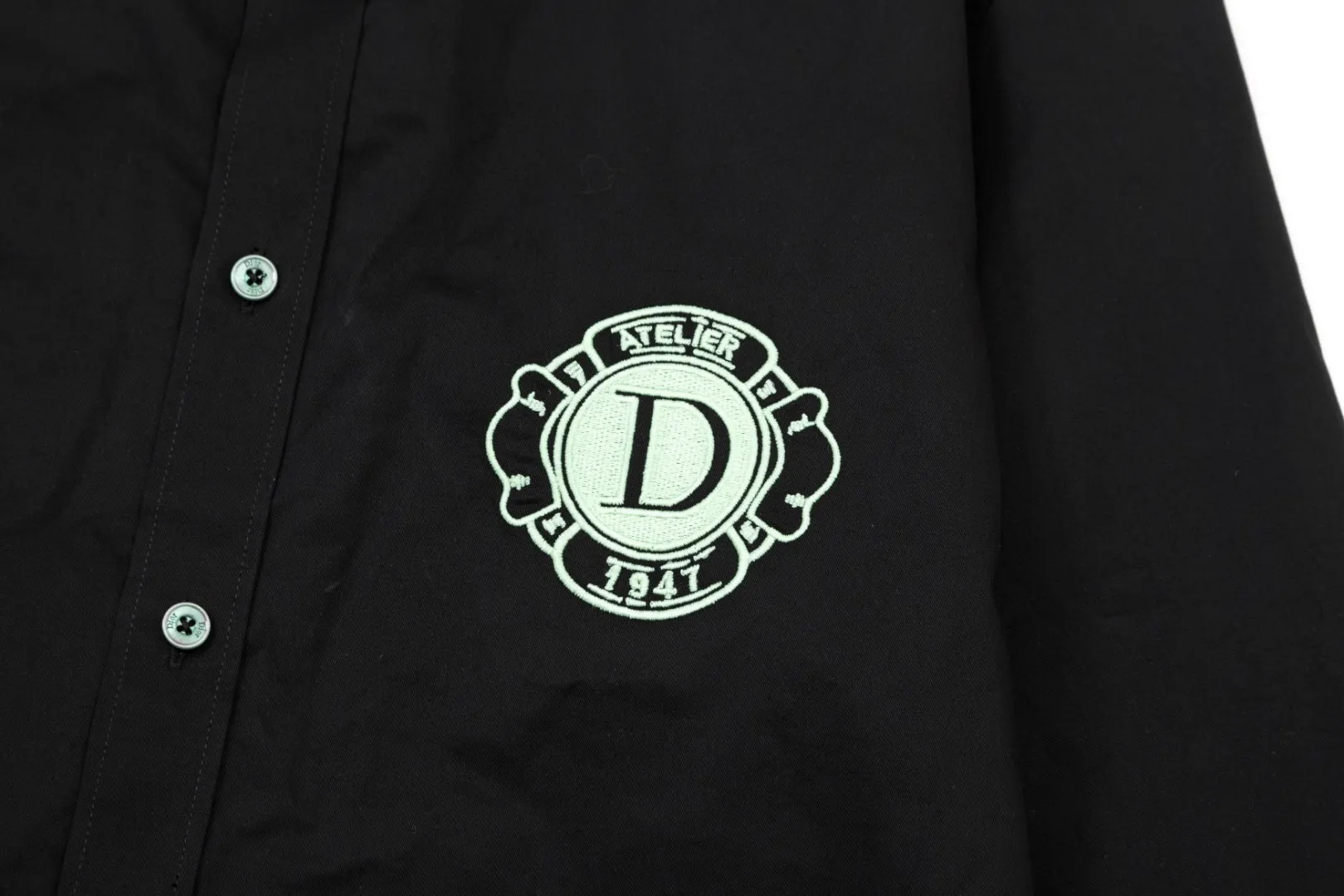 🅿️326 DIOR Dior 🔥The most popular style is coming. Fluorescent logo embroidered 1947 letter pattern long-sleeved shirt. 2024ss official website new long-sleeved shirt, exquisite embroidered logo. High-end version, customized fabrics at the counter. Highly breathable and comfortable, exquisitely crafted, impeccable detail processing, ✅customized logo engraved buttons, complete with three labels. Brand element design concept reflects high quality. It feels delicate and soft! It presents a casual cut and the upper body shape is great! 🐉Code number: M-XXL