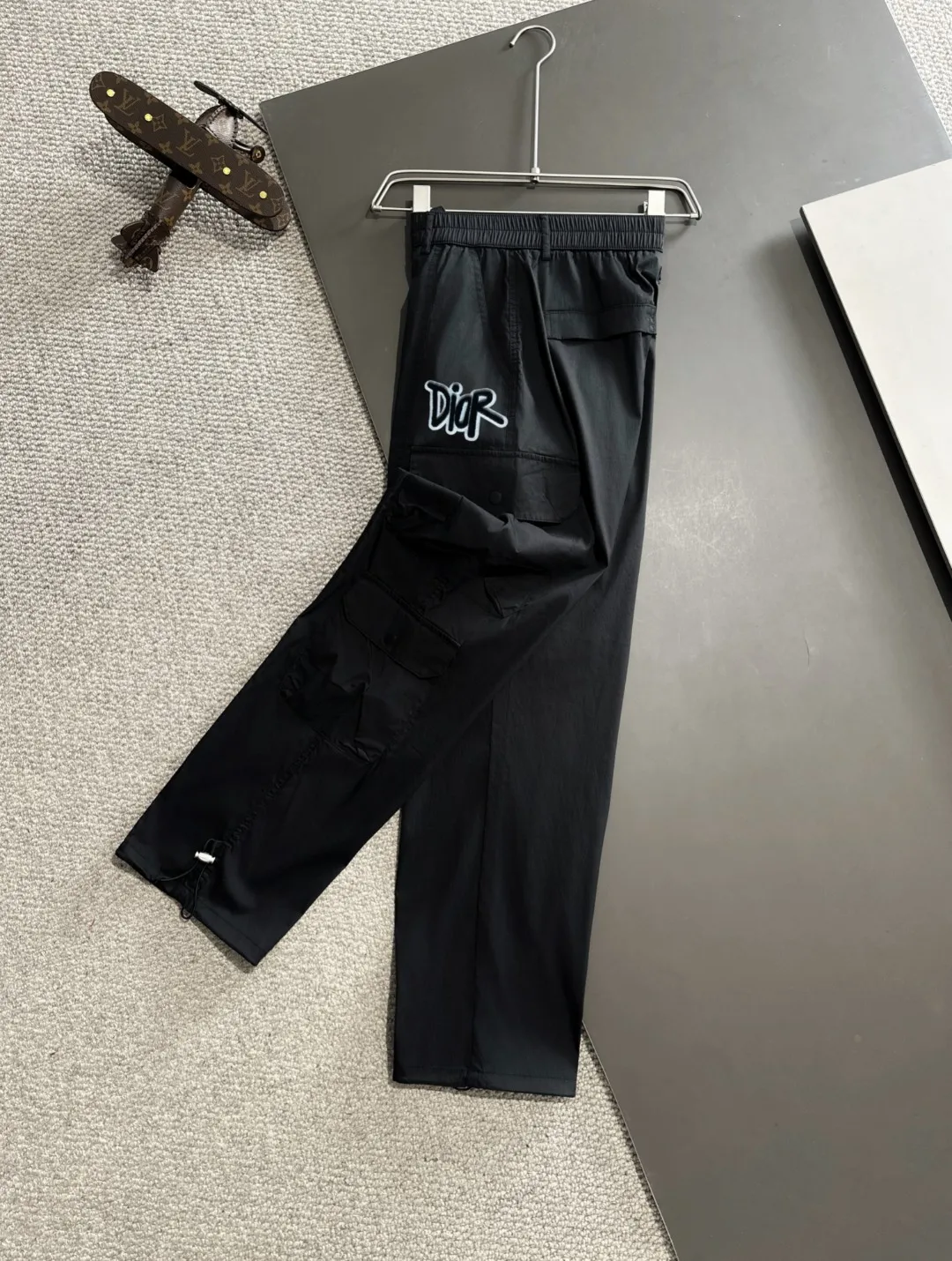 🅿️380 next day shipping Dior 2025 spring and summer new elastic band casual pants, thin counter custom fabrics, high breathability and comfort, impeccable details, brand element design concept, reflecting high quality. It feels delicate and soft! It presents a casual cut and the upper body shape is great! Size: M-4XL
