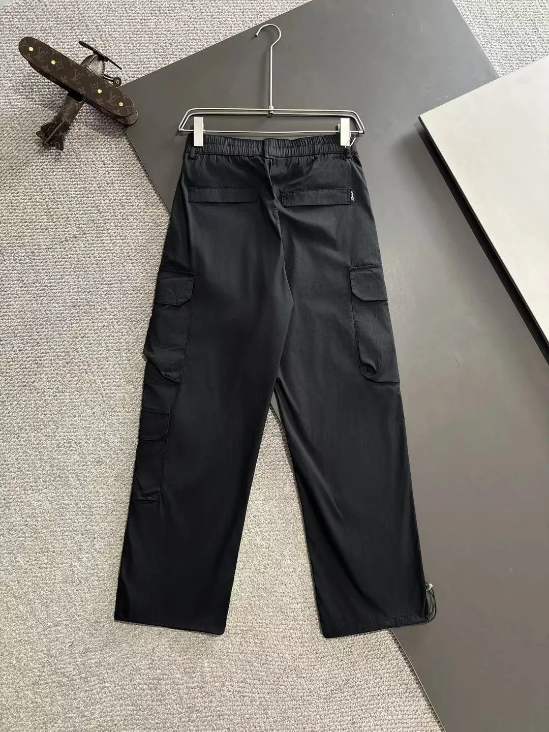 🅿️380 next day shipping Dior 2025 spring and summer new elastic band casual pants, thin counter custom fabrics, high breathability and comfort, impeccable details, brand element design concept, reflecting high quality. It feels delicate and soft! It presents a casual cut and the upper body shape is great! Size: M-4XL